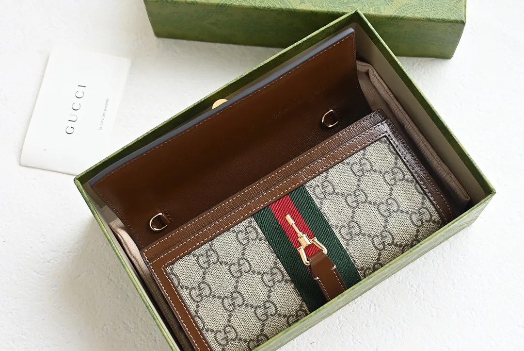 💰328包邮‼️ 😊 GG Jackie1961系列链条包 喜欢小链条包首选是 它可以当钱包，也可以当包包 能放12张卡➕完整的大钞，还可以放手机 钱包款加上链条，一个包钱得两个，划算！ 五金扣和链条，包括它的拉链头和D字扣 全部都是用全钢五金⚠️ 原厂皮➕原厂对色牛仔料 别看它小小一个，伺候着它的都是高级货❗️ Size：19&times;10&times;3.5cm #652681m