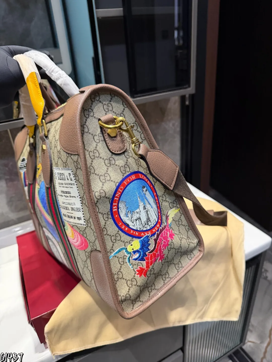 ❤️p175❤️ 这款旅行包采用更大尺寸焕新诠释,为《Exquisite Gucci》系列旅行精选增添别样魅力。条纹织带和双G配件装饰以品牌典藏元素突显整体廓形