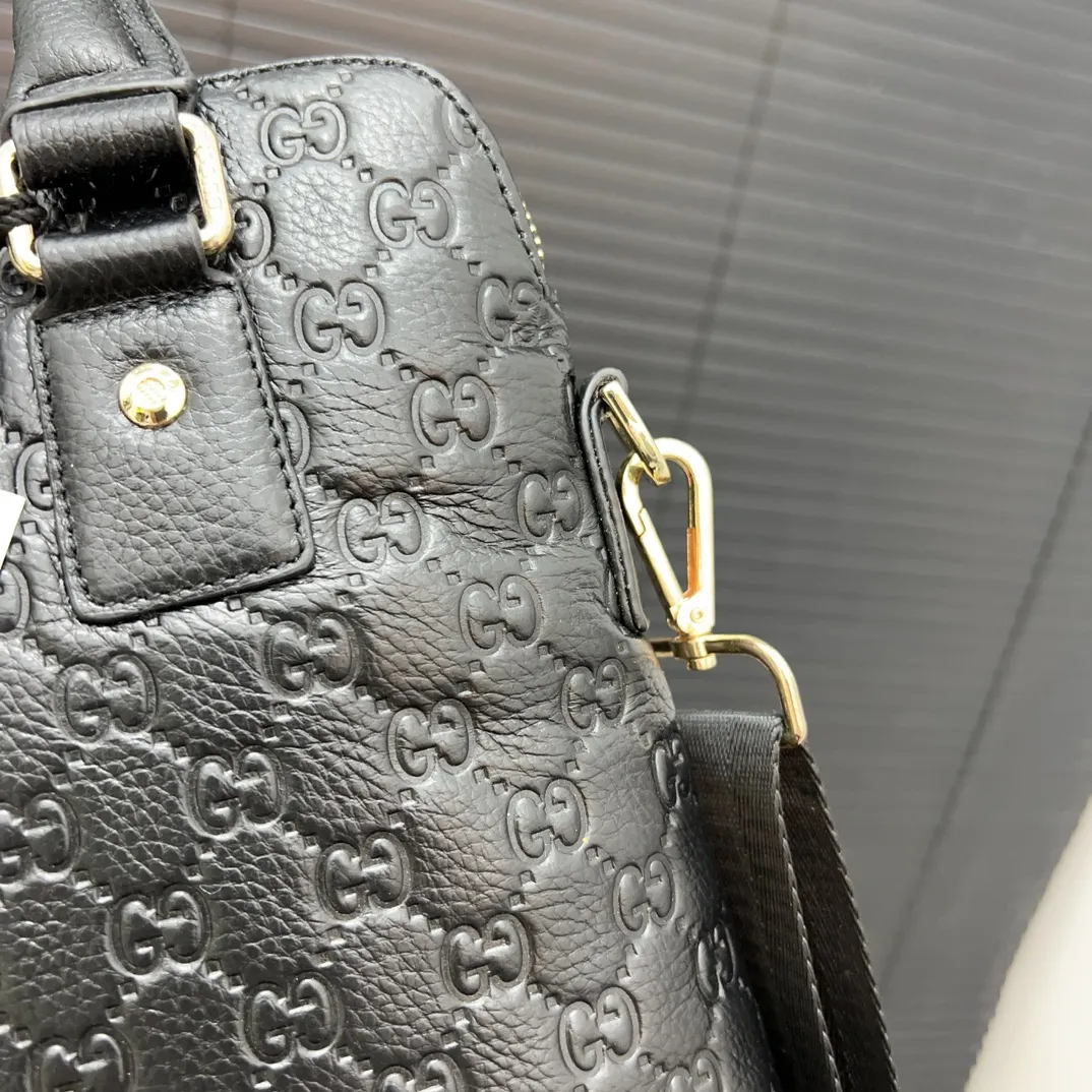 P160 Gucci 古奇 牛皮男包公文包 手提包 电脑包 采用精湛镶嵌细工 经典百搭 实物拍摄 原厂原版面料 28 x 25 cm。