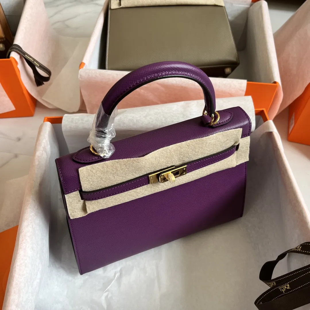 💰328包邮‼️ 25掌纹凯莉 海葵紫 升级版掌纹Kelly‼️ 版型无可挑剔 走线工整细致 让人爱不释手的Epsom掌纹皮 细纹皮料 自重轻 却很耐造硬挺 容易打理 手工烫印logo 25尺寸属于黄金尺寸 配上肩带就能解放双手 全套礼盒包装‼️