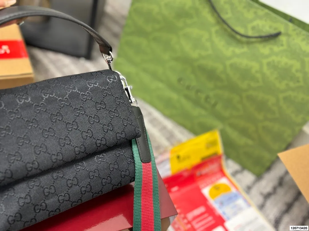 P160 配礼盒 size：20&times;15 Gucci 古驰新品帆布手提邮差包💕 简洁的包型，实物超美✨ 翻盖磁扣设计，男女同款～ 多种背法，宽肩带更舒适！ 时髦又实用，值得入手✅