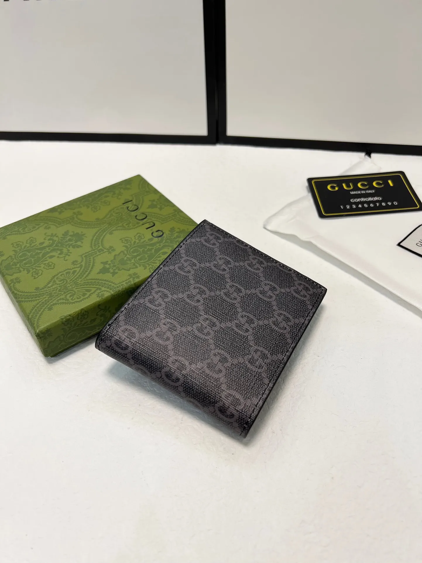 P70🎀颜色 黑 咖🎀尺寸 11x10🎀型号 451268🎀GUCCI最新爆款印花短夹钱包🐝小蜜蜂出货,官网同步🔥火爆登场🔥精致手工制作