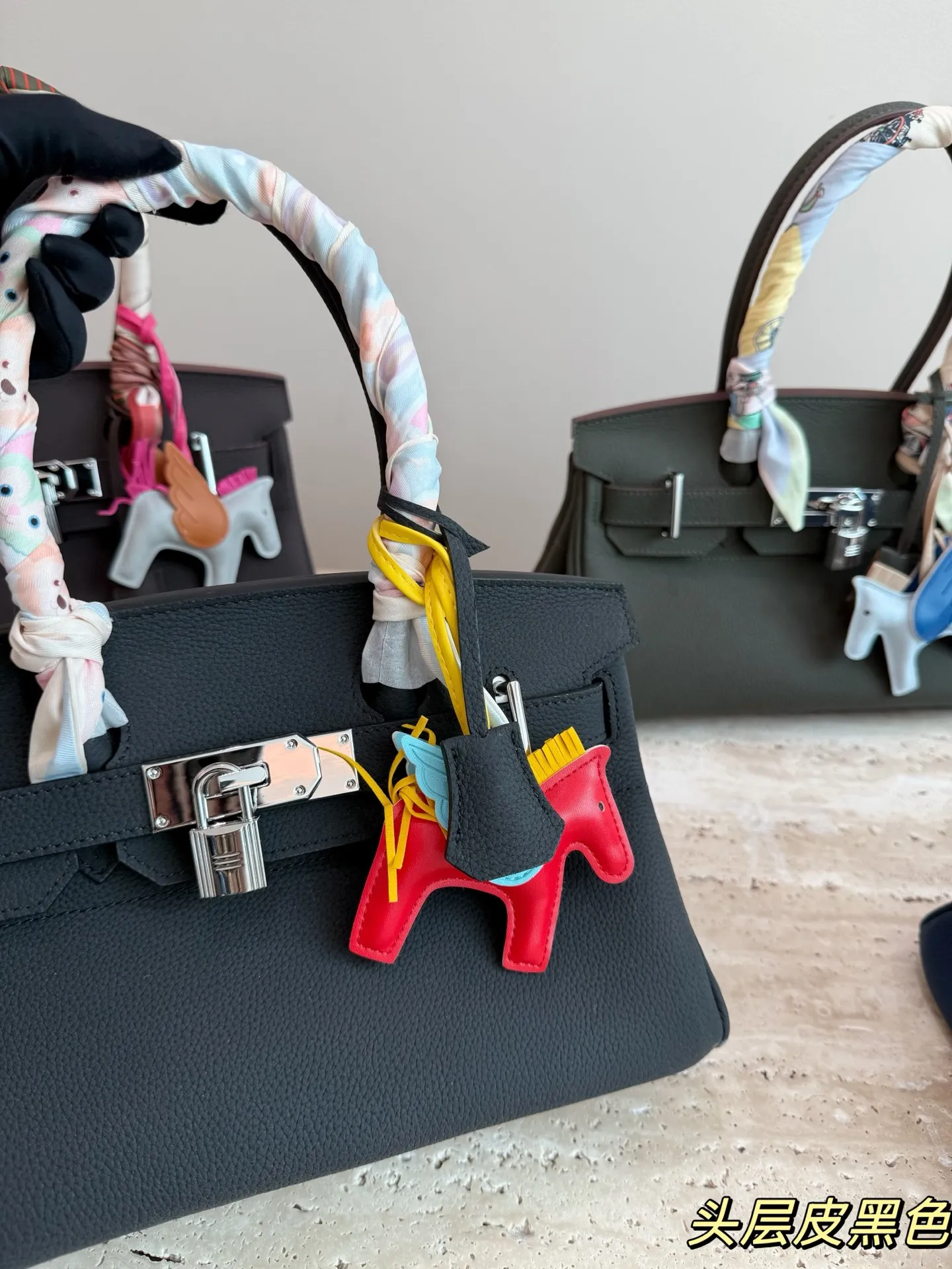 P330 爱马仕Birkin 30黑银手袋​​ 🖤这款Birkin 30黑银手袋，采用黑色Togo小牛皮+银色金属扣，简约大气超有质感✨。30cm容量刚好，通勤日常都能装。手柄缠丝巾，时髦又护手，细节满分！Birkin系列以精湛工艺和稀缺性著称，黑银配色低调高级，百搭不挑衣服，是爱马仕经典款，收藏和实用兼备💼。配盒子