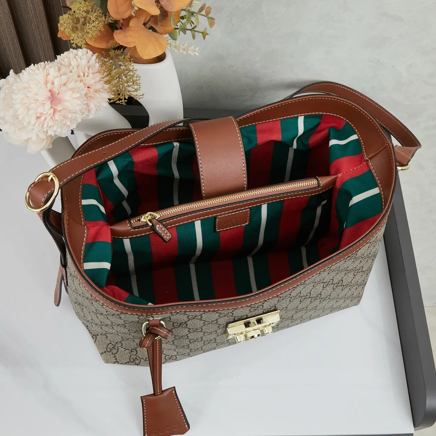 🌟新款上新💰208包邮❗ 🔥2025春夏系列精彩呈献手袋新作!Padlock系列推出多款背携方式多样的时尚包款,为2025早秋系列增色添彩。这款肩背包设有一个带拉链袋的中间隔层,配以织带衬里,让人不禁联想起品牌标志性图案。独家专业十年打造专柜顶级品质👏👏 型号🌟839021棕色 尺寸🌟宽29x高23.5x测宽15.5cm