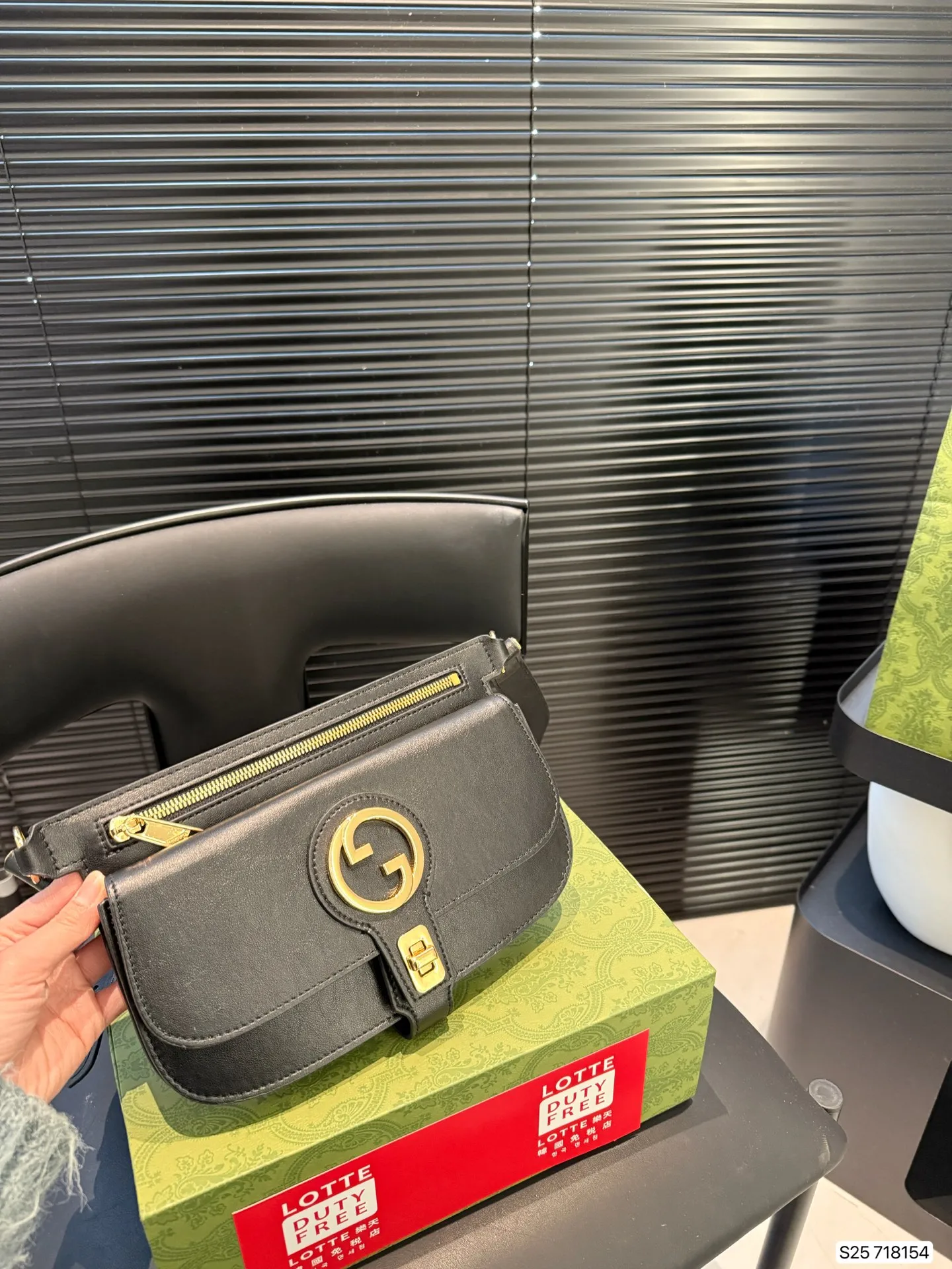 P175 配飞机盒折叠盒子 酷奇胸包 颜值特别高 低调不失优雅 谁背谁好看 男女通用 尺寸23.5 16 货号718154