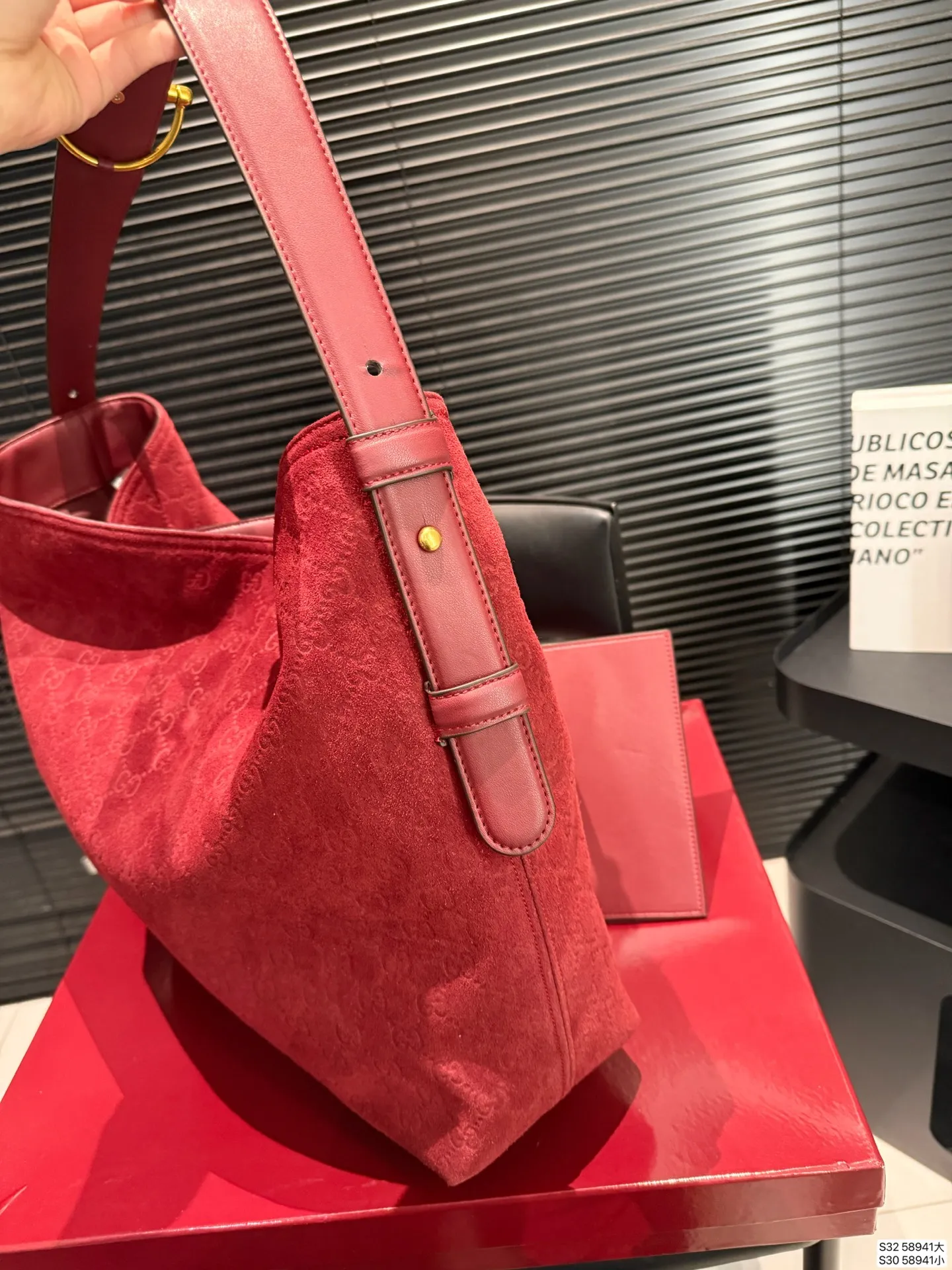 大号P210 小号P200 配盒子 纯皮酷奇Gucci Beatrix 【Gucci bestrix咖啡棕 轻享随行】✨ ▪️ 一抹浓郁咖啡色 沉淀时光的温柔 搭配秋冬焦糖系穿搭 自带高级滤镜 举手投足皆是质感 ▪️ 超轻量设计 重量仅如一部手机 肩颈自在无负担 通勤赶车步履生风 逛街出游轻如 尺寸大40 35 小34 27 货号58941