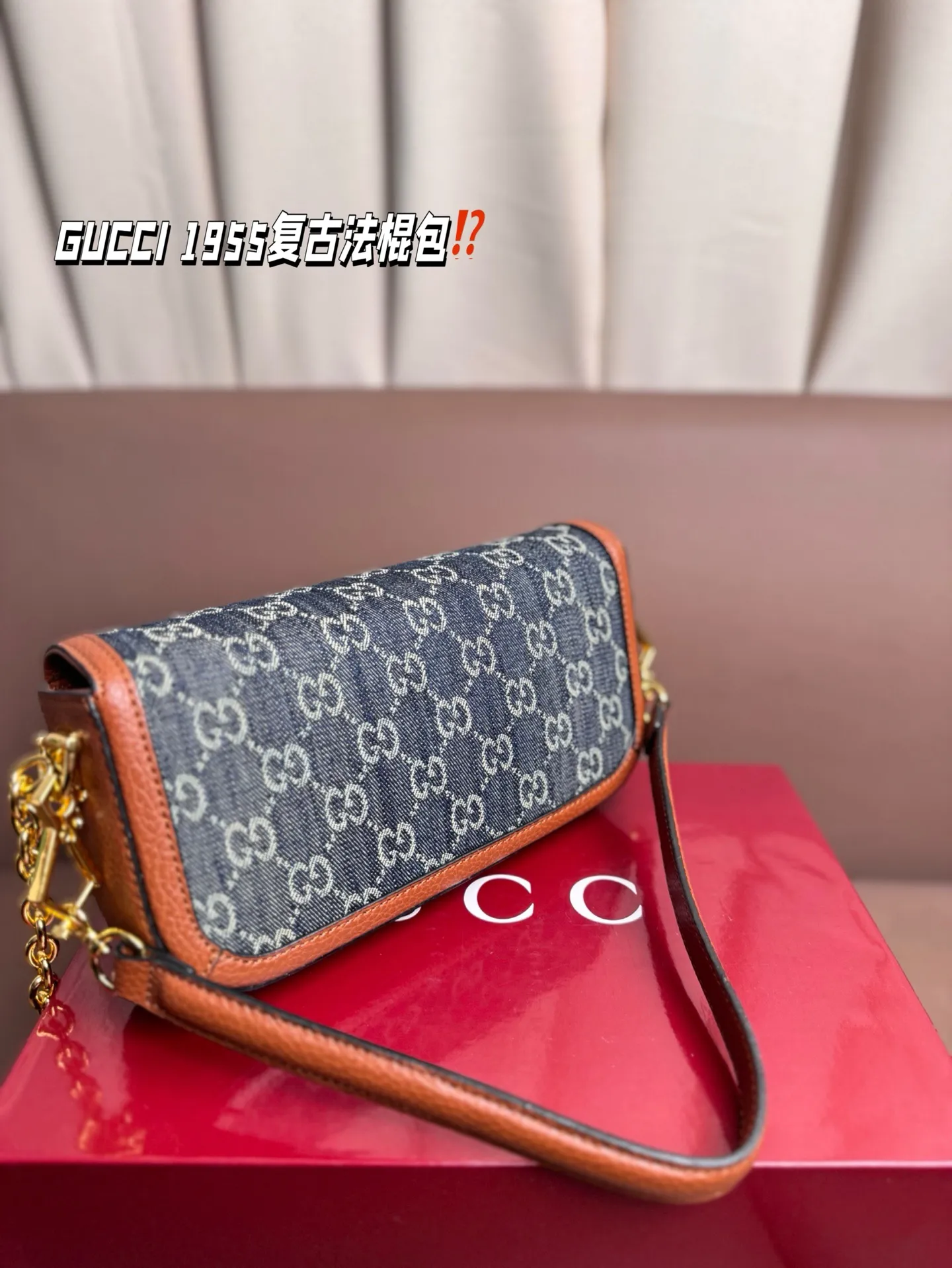 P190 GUCCI 1955复古法棍包。 GUCCI 1955家族又新填一位新成员在原有的经典马鞍包设计上等比例缩小定型包工艺显得更加小巧精致 配了一根超美的双Glogo金色链条尽显复古摩登之美 尺寸23*13