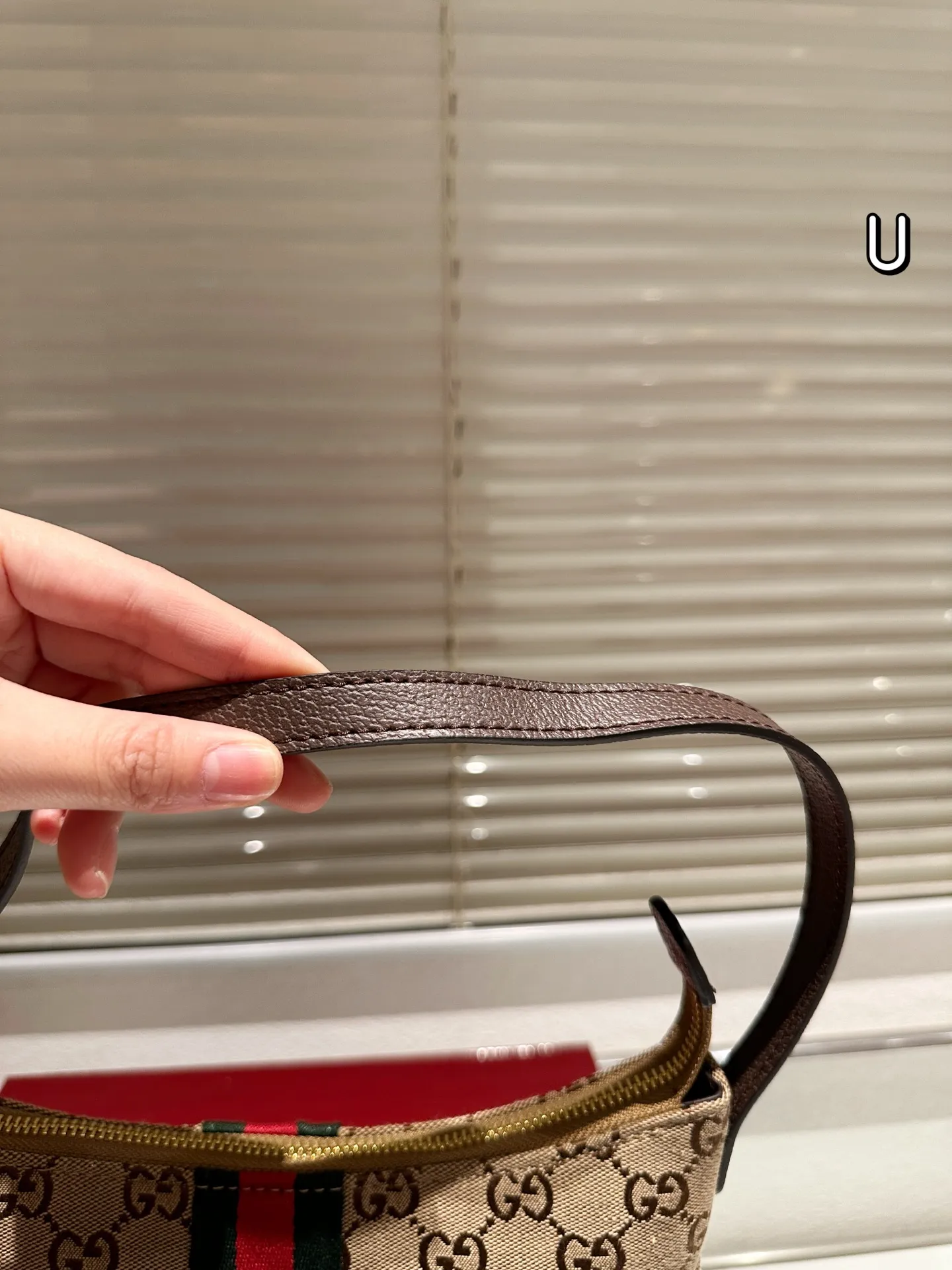 复刻版 P145 Gucci Demna系列迷你单肩包​​ 👜Gucci 迷你单肩包，深棕帆布+双G织带，红绿条纹超有辨识度！复古优雅，迷你尺寸轻便出行，手机钥匙都能装下✨。肩带可调节，单肩斜挎都OK，百搭又实用。灵感来自罗马经典建筑，细节精致，日常通勤或休闲都能轻松驾驭，是Gucci热门入门款，复古控必入！💼 尺寸23.14