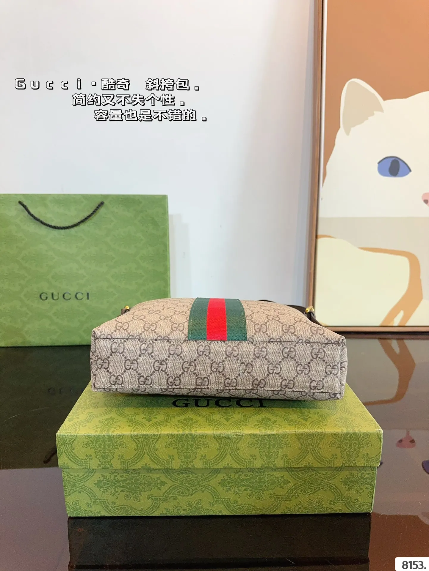 P160 GUCCI酷奇ophidia斜挎包. GG男包来咯~ 随着时间成长,压花也是经久耐看且永不过时的元素 这款包包造型小巧,依旧是复古的调性,方方正正的包型很好搭配衣服,可斜挎可作为手拿包,日常休闲和商务场合都可以驾驭,撞包率也很低,包身整体也很轻便,简约低调有质感尺寸:25*5*27cm