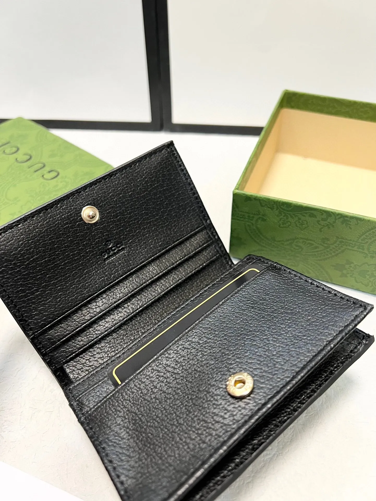 P95🎀🎀颜色 黑🎀尺寸 11x8.5🎀 【# gucci #】原单品质🇮🇹，品牌的标志性织带提升了整体的设计感。Ophidia 系列是GUCCI标志性与复古造型巧妙融合的典范之作，高贵小巧双G图案令卡包呈现不凡魅力