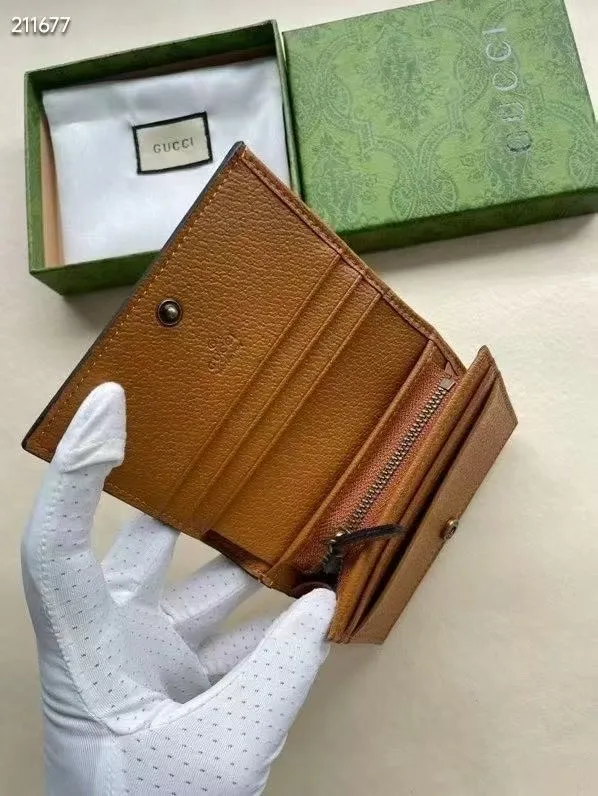 💰105包邮‼️ 原版品质 对花整齐🔥🔥##款号:602534# 米奇为这款GG钱包增添灵动之气,浅棕色皮革滚动细节接一步营造复古风,富有传奇迪斯尼金典形象已彩色绣花、刺绣贴饰或提花图案💐💐尺寸: 11*8.5*2.5