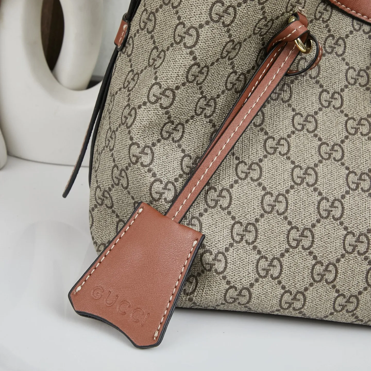 🌟新款上新💰208包邮❗ 🔥2025春夏系列精彩呈献手袋新作!Padlock系列推出多款背携方式多样的时尚包款,为2025早秋系列增色添彩。这款肩背包设有一个带拉链袋的中间隔层,配以织带衬里,让人不禁联想起品牌标志性图案。独家专业十年打造专柜顶级品质👏👏 型号🌟839021棕色 尺寸🌟宽29x高23.5x测宽15.5cm