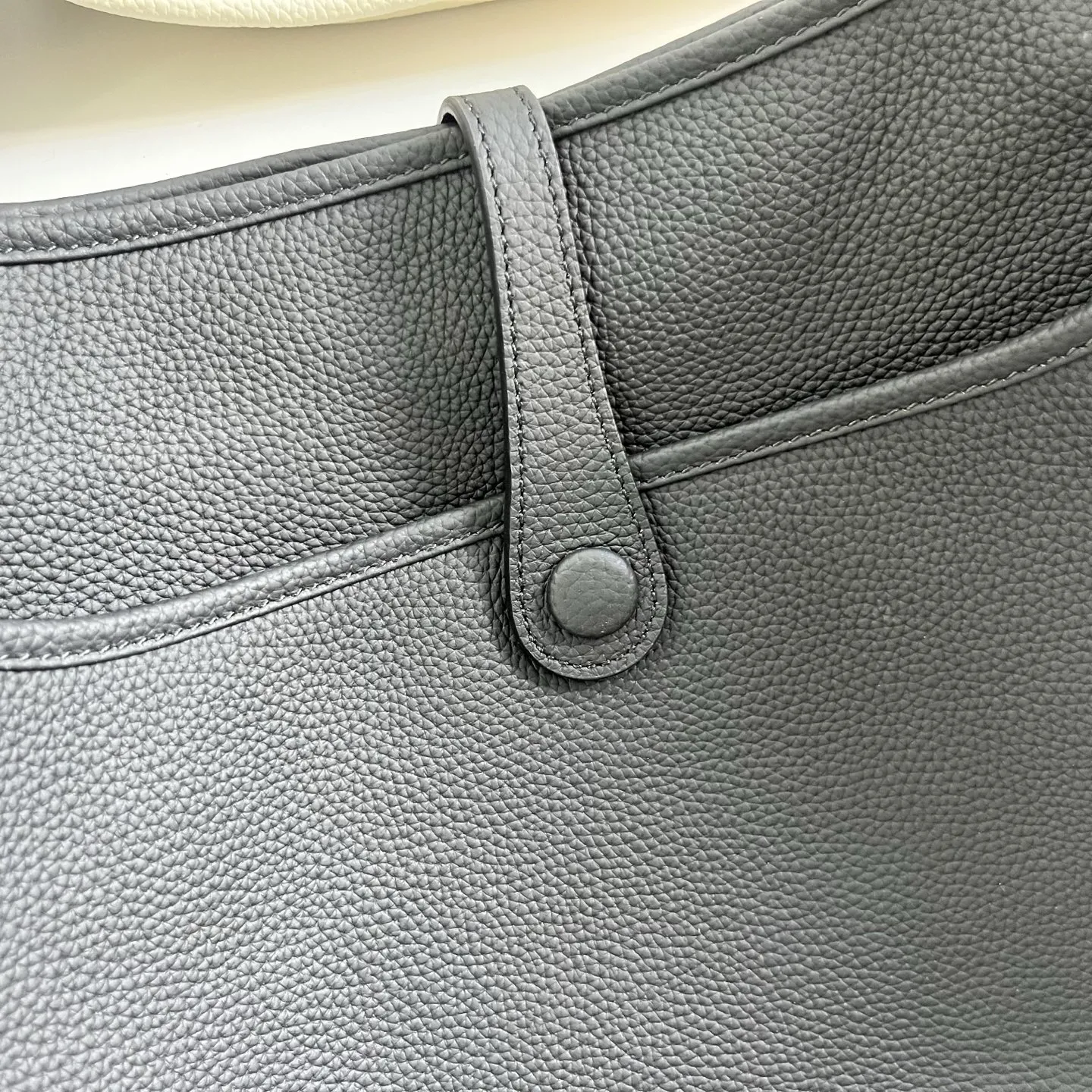 定制版29厘米💰258包邮‼️礼盒➕20 伊芙琳29cm慵懒的刚刚好! 都说这个包冷门,但实物真的越耐看 ,这款更休闲更飒,百搭随性,简约大气的慵懒感一下子拿捏住了!实用主义者必备大包!容量太nice啦👍 贴心的宽肩带可以减轻重量,放松肩膀~ 多种背法,男女都可驾驭! 更加适合高个子宝宝哦~随意一挎就能出门 尺寸:29×30×8cm