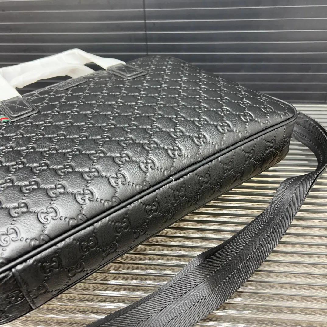 P290 Gucci 古奇 牛皮男包公文包 手提包 电脑包 采用精湛镶嵌细工 经典百搭 实物拍摄 原厂原版面料 28 x 38 cm。
