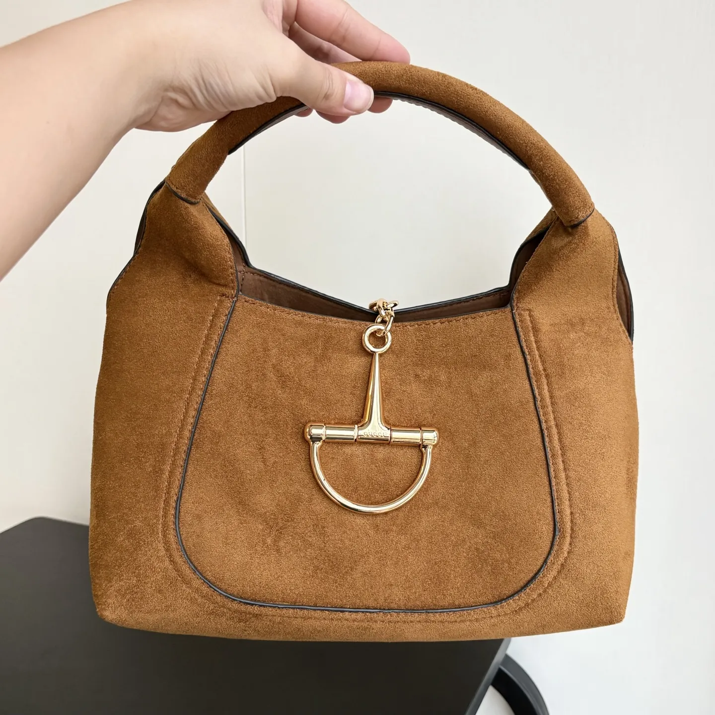 💰200包邮❗ Gucc1 Softbit系列大号半马衔扣造型中号手提包~款号837467棕磨砂🎈🎈🎈尺寸:27.5厘米(宽)x 21厘米(高)x 16厘米(深)📢📢📢