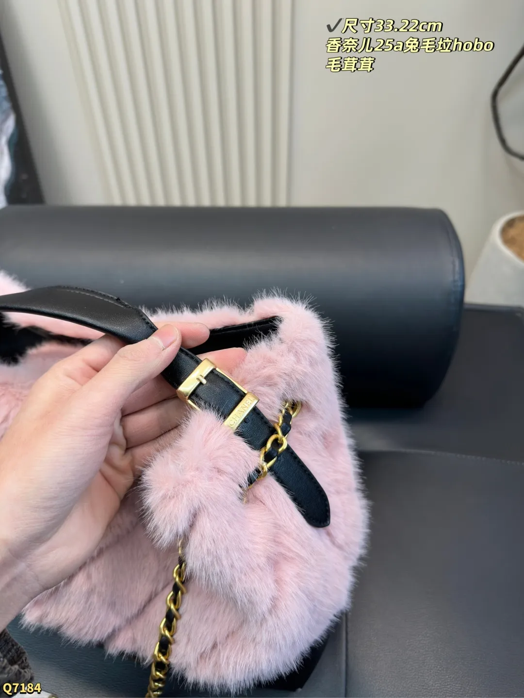 💰200 尺寸33.22cm 香奈儿25a兔毛hobo托特 25A高级手工坊上新 有点东西 早早被预告吸引的一只包包👜 收到实物真的太惊艳了 单肩手提怎么背都好看 而且巨轻! 这个尺寸150+以上身高都可以背! 秋冬搭大衣 巨时髦 太适合凹造型了