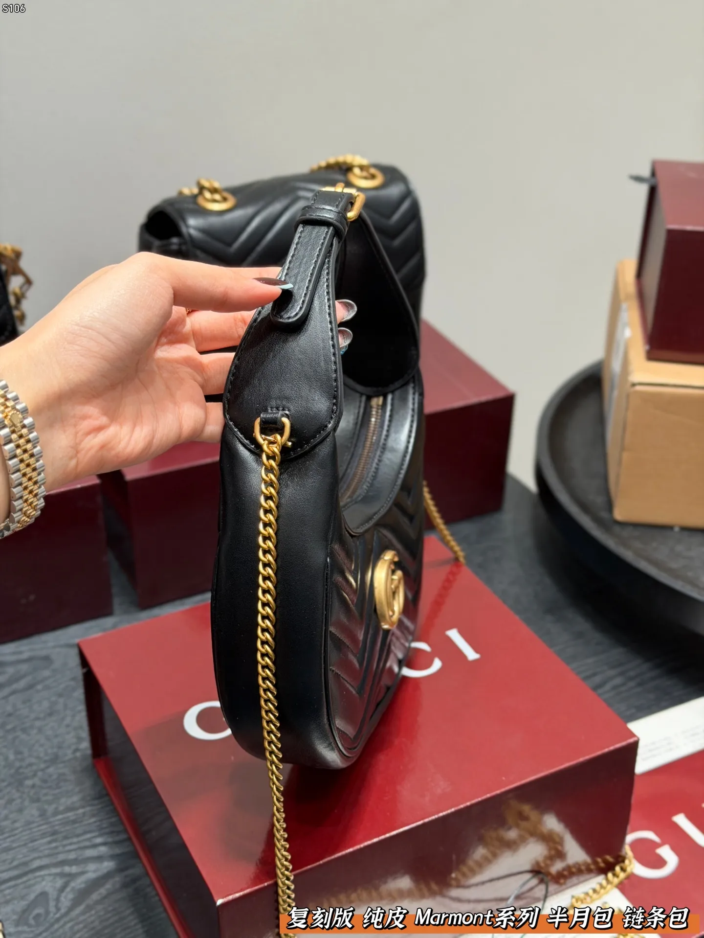 P160 全套礼盒包装 复刻版 牛皮版本！ Gucci Marmont 黑金半月包腋下包新月形设计！woc 链条包 配以双G金属配件。 可滑动链条肩带有多种背法， 可在肩背和手提之间自由转换。 采用波浪纹绗缝皮革， 尺寸 21.5*11cm
