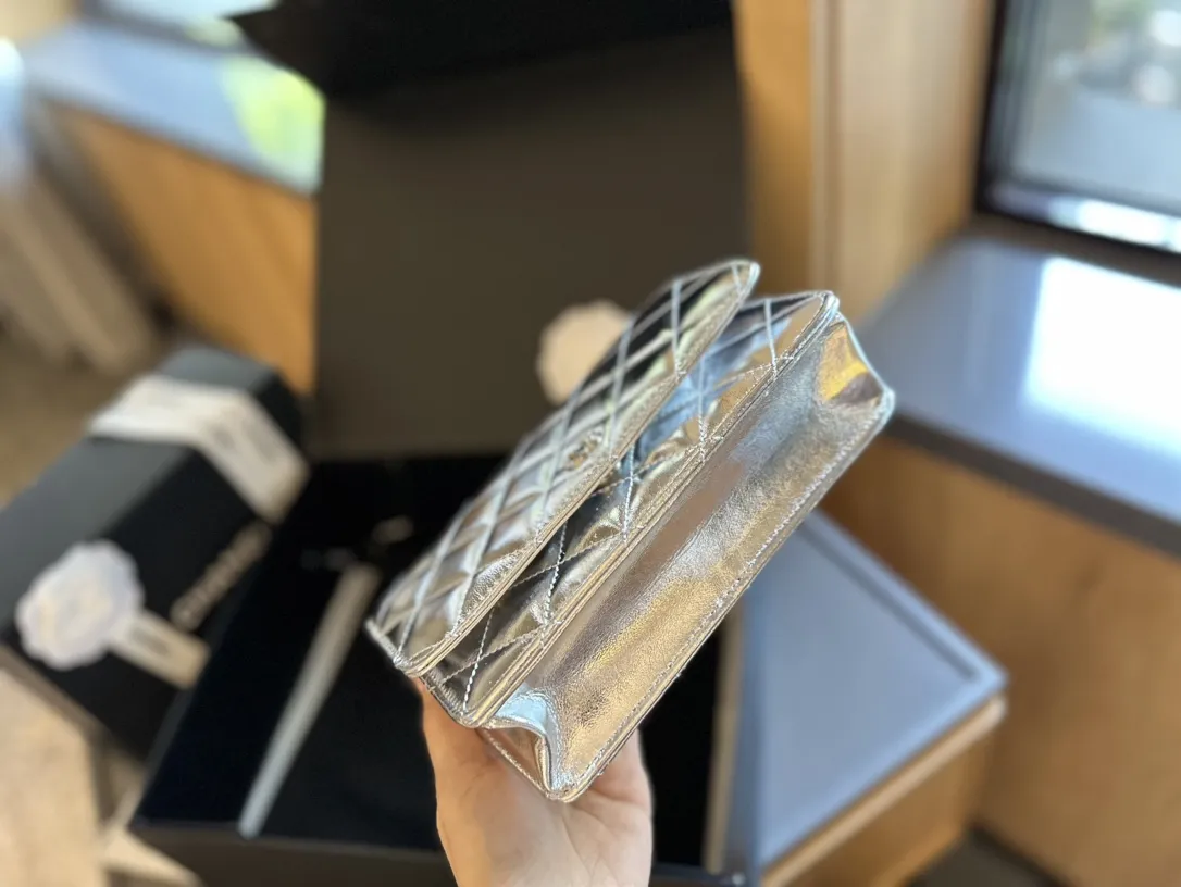 p130 折叠礼盒包装装 CHANEL 香奈儿发财包 入门级小挎包 香奈儿woc新款发财包 可斜挎单肩 链条可收入包内作为手包使用💪 上身后超显大气, 别看小小的 这个很能装哦 小巧实用 人手必备 上身效果超好 尺寸: 19.12