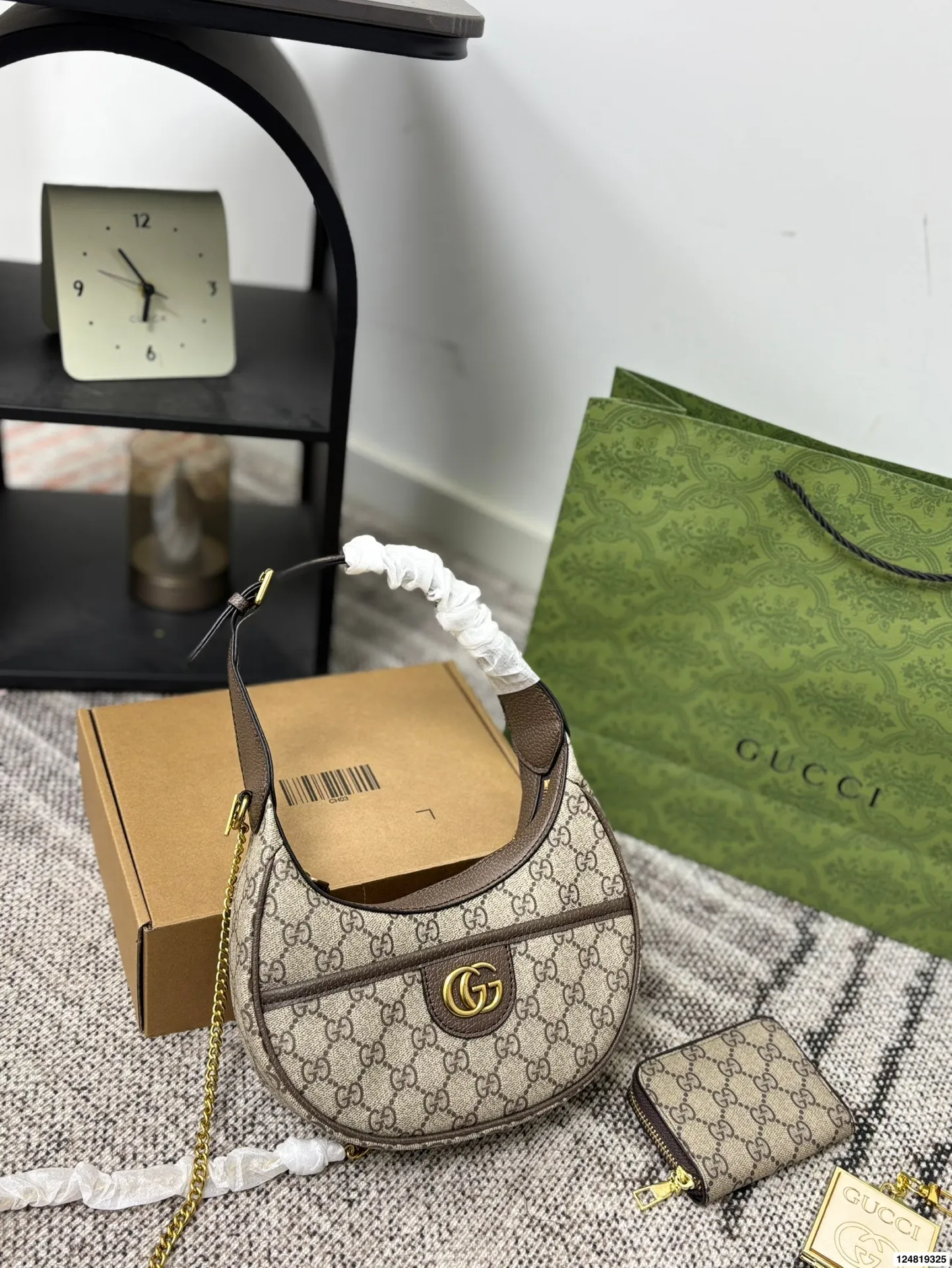 p155 酷奇腋下包GUCCI古驰.上新啦!新款Gucci古驰月牙包新款Gucci吉驰月牙包乌木色/上新啦!古驰的月牙包一整个美住! 尺寸24.13折叠盒