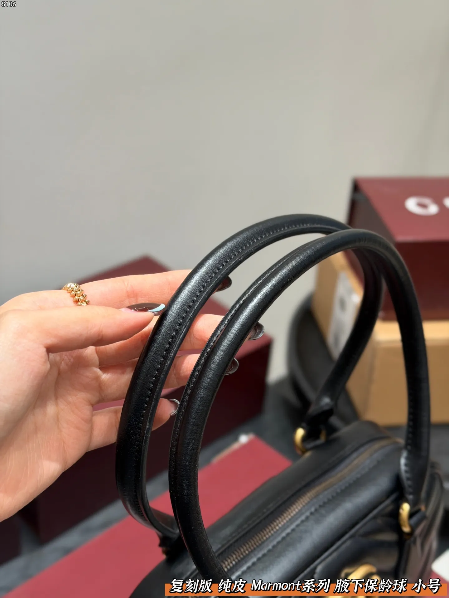 P145 礼盒包装 复刻版 纯皮！ Gucci GG Marmont保龄球包腋下马蒙包，黑色波浪纹绗缝皮革+金色双G标志，简约又超有辨识度。 手提or腋下背都OK，通勤，出街都很百搭!皮革柔软耐用，容量刚好，日常用品轻松装下。 尺寸 小号26*16cm