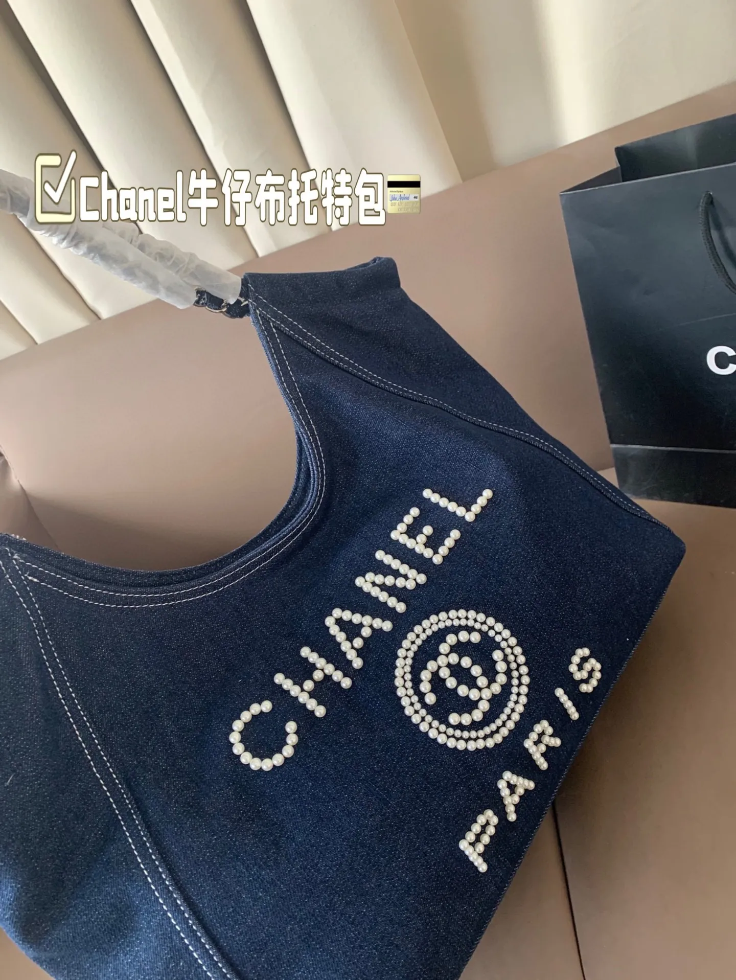 P180 Chanel这款蓝色牛仔布托特包真的绝了 容量超大!日常通勤完全够用课本、笔记本、化妆包统统装得下学生党上班族都能背真的是实用又好看!尺寸37*25
