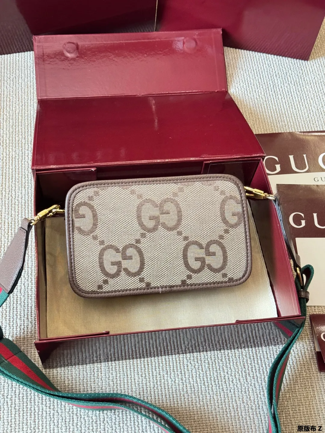 复刻版 原版布 p170 Gucci Ophidia 相机包 配原版乌木色二层牛皮～这个款复古韵味特别浓，对版五金 原版内里！上身效果也超赞，主要以精致特别的五金来提升整体质感。size 22 15 配飞机盒全套包装