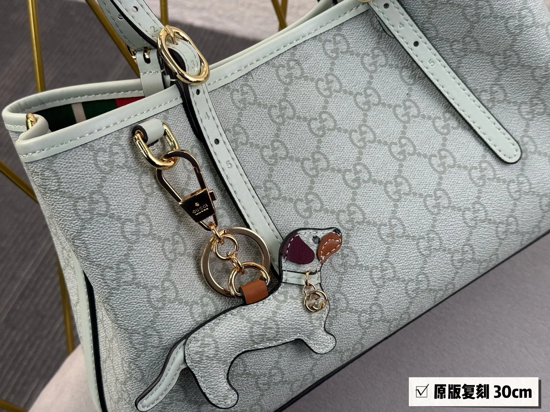 💰185无盒 挂件➕40 size:30*18cm GG新款 Emblem水桶包 我愿称之为年度包王 轻便能装好看又好搭! 谁能不爱这个Emblem小水桶 !