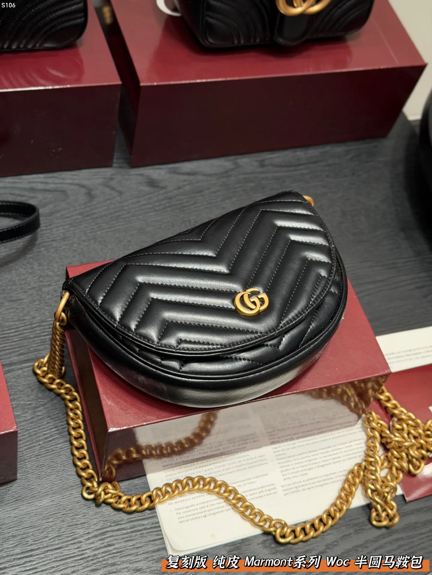 P145 全套礼盒包装🎁 复刻版 牛皮! 解锁隐藏款✅Gucci马蒙Marmont半圆马鞍包链条包 但他可以称得上平替马蒙22的一款 半圆马鞍包🐴造型在原有的四四方方的马蒙基础上进行了改变 上身后更可爱更精致了 并且容纳空间也非常完美 尺寸 20cm