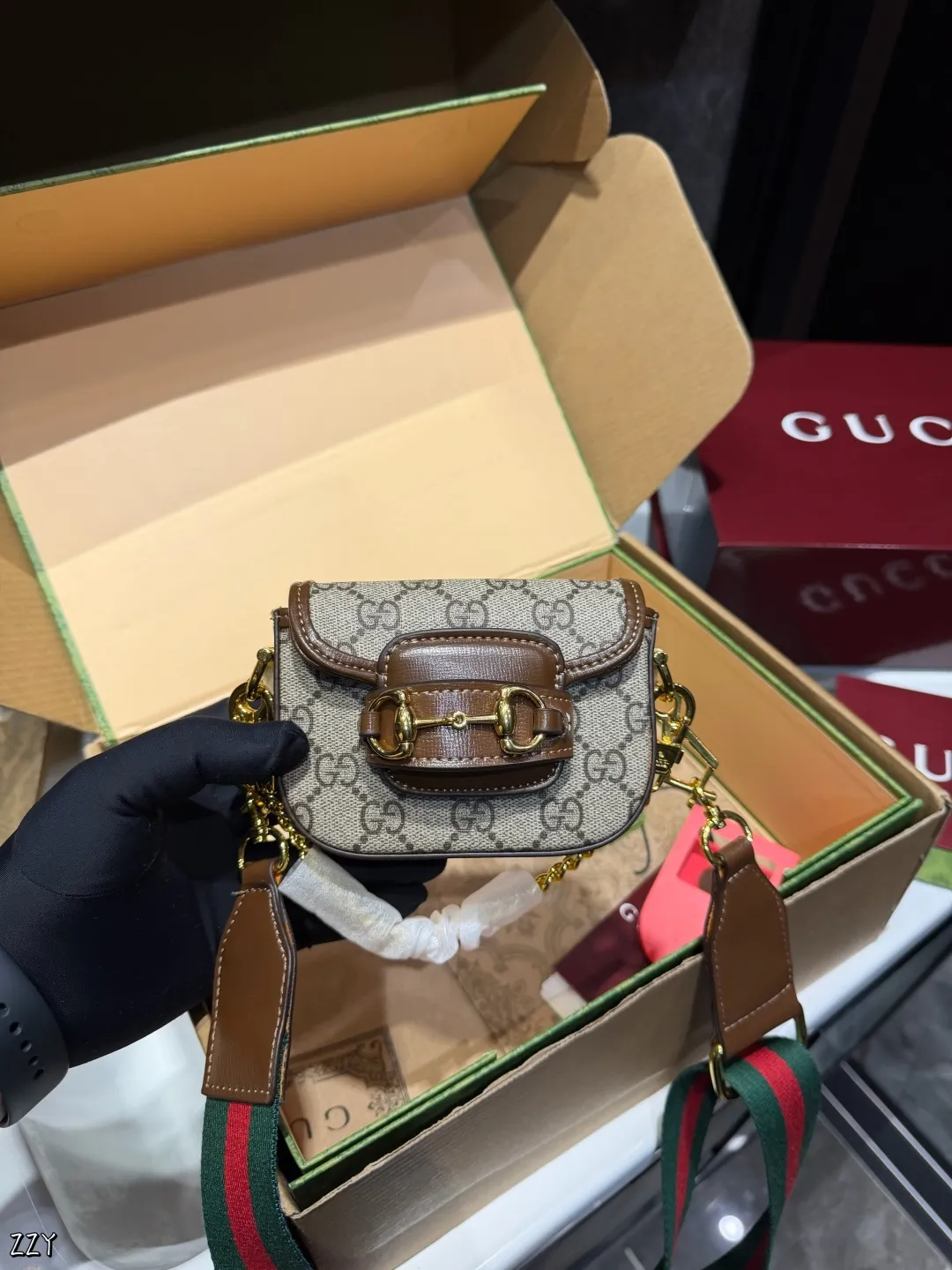 ❤️p125（礼盒包装）❤️ 女明星推荐Gucci horsebit1955超mini马 鞍包这个包有两条肩带，一条链条带.一条经典红绿织带！专柜常青藤稳稳的马衔扣、出一个火一个超mini马鞍包更为无敌友好的Size~最牛B的超贴心设计两条肩带任意搭配！实在太屌了！不后悔系列闭眼剁手买～12*4*9cm