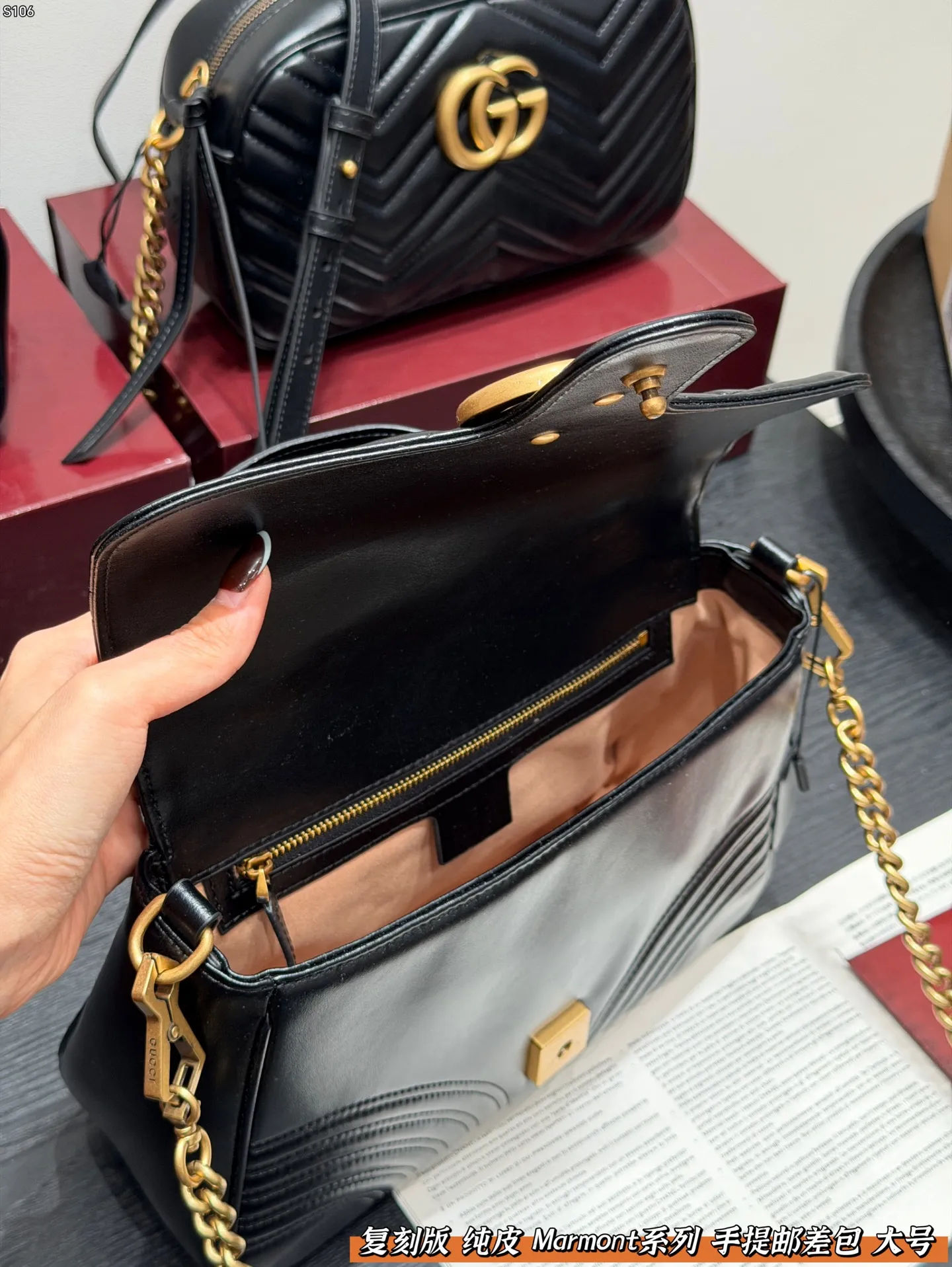 P160 礼盒包装 复刻版 纯皮! Gucci GG Marmont 手提邮差包 链条包包!黑色波浪纹绗缝皮革+金色双G标志,简约又超有辨识度。 手提or腋下背都OK,通勤,出街都很百搭!皮革柔软耐用,容量刚好,日常用品轻松装下。 尺寸 大号27*19cm