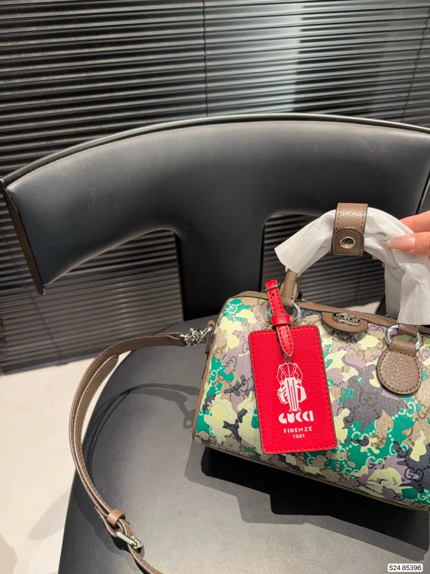 P170 Gucci迷彩GG波士顿包，包型小巧，拉链开合，日常通勤，休闲出街都超适合。是 Gucci迷彩系列热门单品，潮人出街必备! 尺寸85396 尺寸22 15
