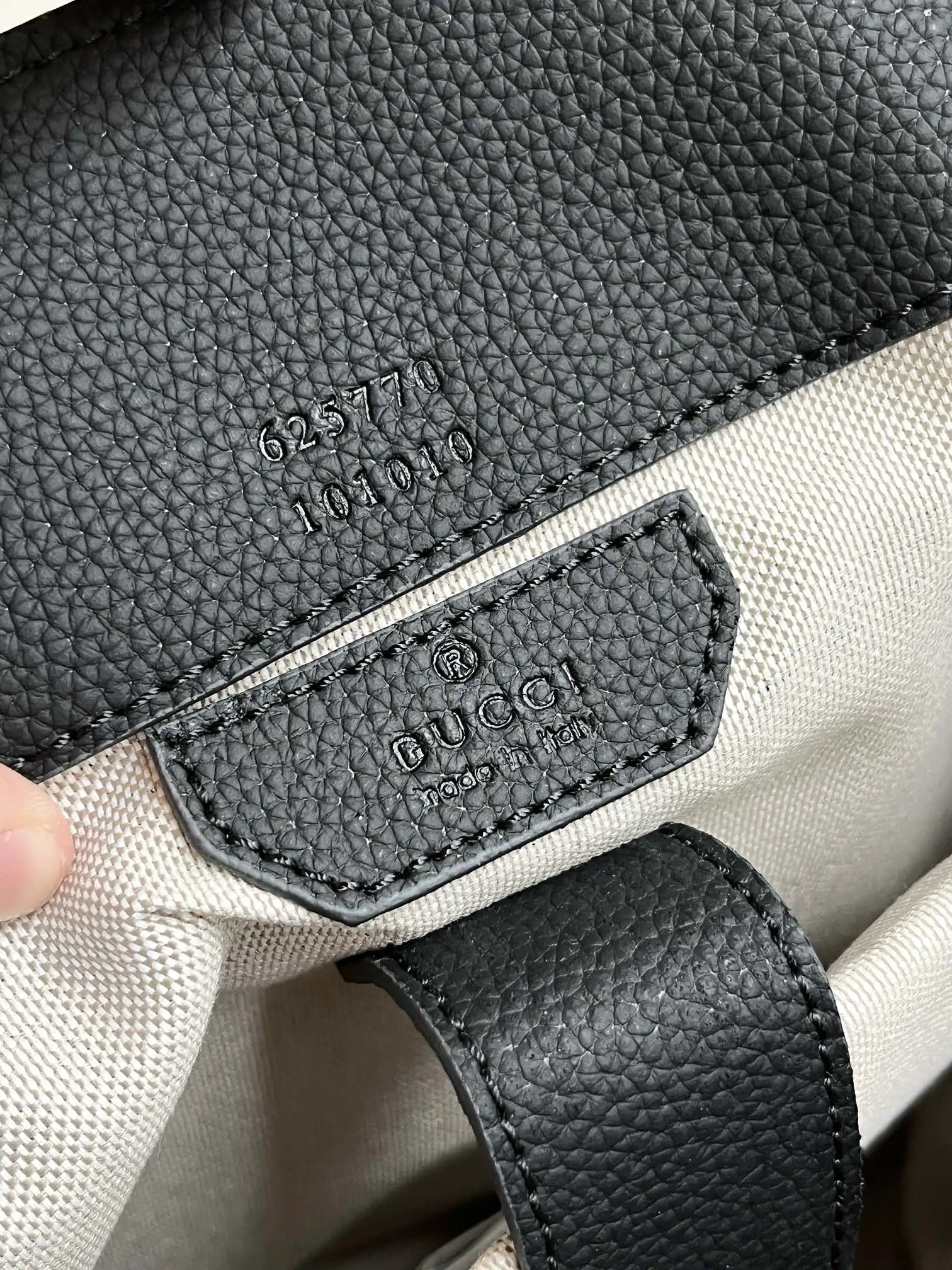 实拍#💰280 款号:625770 34x41x12cm:34x41x12cm 以其柔软和稍微有光泽的完成而闻名,gg 皮革在今年秋季前的系列中运用了纹理,在黑色穿孔皮革基座上压花了房子的徽章。 这款背包有多个外部和内部口袋,包括一个带衬垫的笔记本电脑包和智能手机套。 功能性的带扣关闭器有额外的磁扣,可以方便地打开。