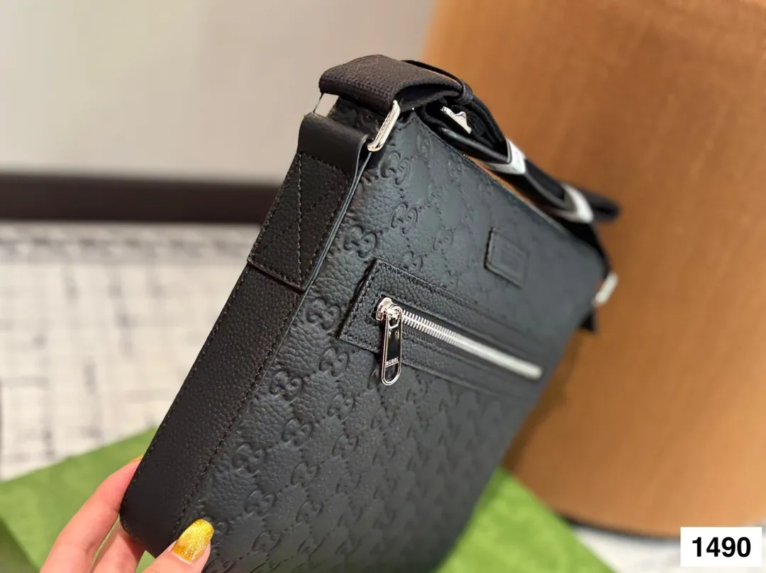 P165 配盒子 纯皮新款男士,很酷的LV男包来喽看起来十分时尚且年轻。斜挎也不显大当收纳空间真心不错,拿取东西时十分方便当肩带可以自由调节长度,任何身高都没问题 尺寸:23.16