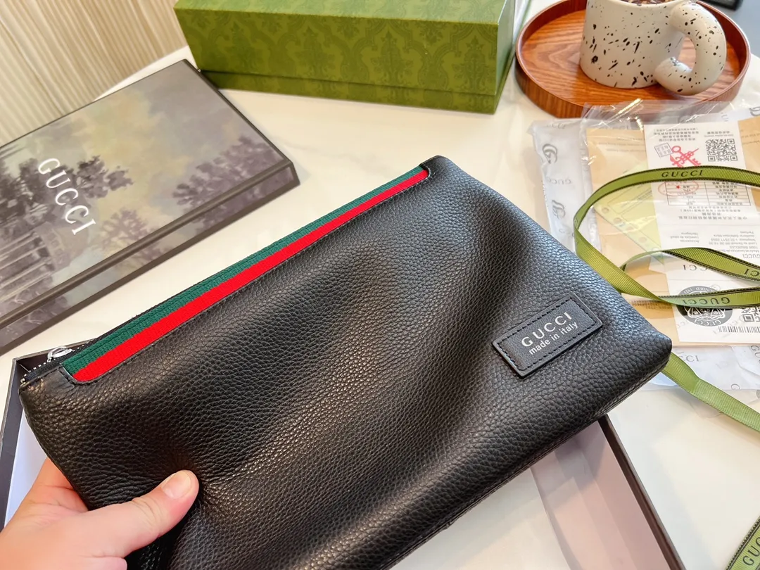 ❤️p150.(礼盒包装)❤️牛皮 gucci 男士经典手包 细节实拍这个应该是古驰男士手拿包里面卖的最好的产品之一了第一是因为外表颜值~整体经典第二是因为大小宽度,非常能装东西 车钥匙、家里钥匙,大串大串地都没问题~日常办公材料啊甚至鼠标也是可以的! 性价比特别高~非常推荐!尺寸28.18