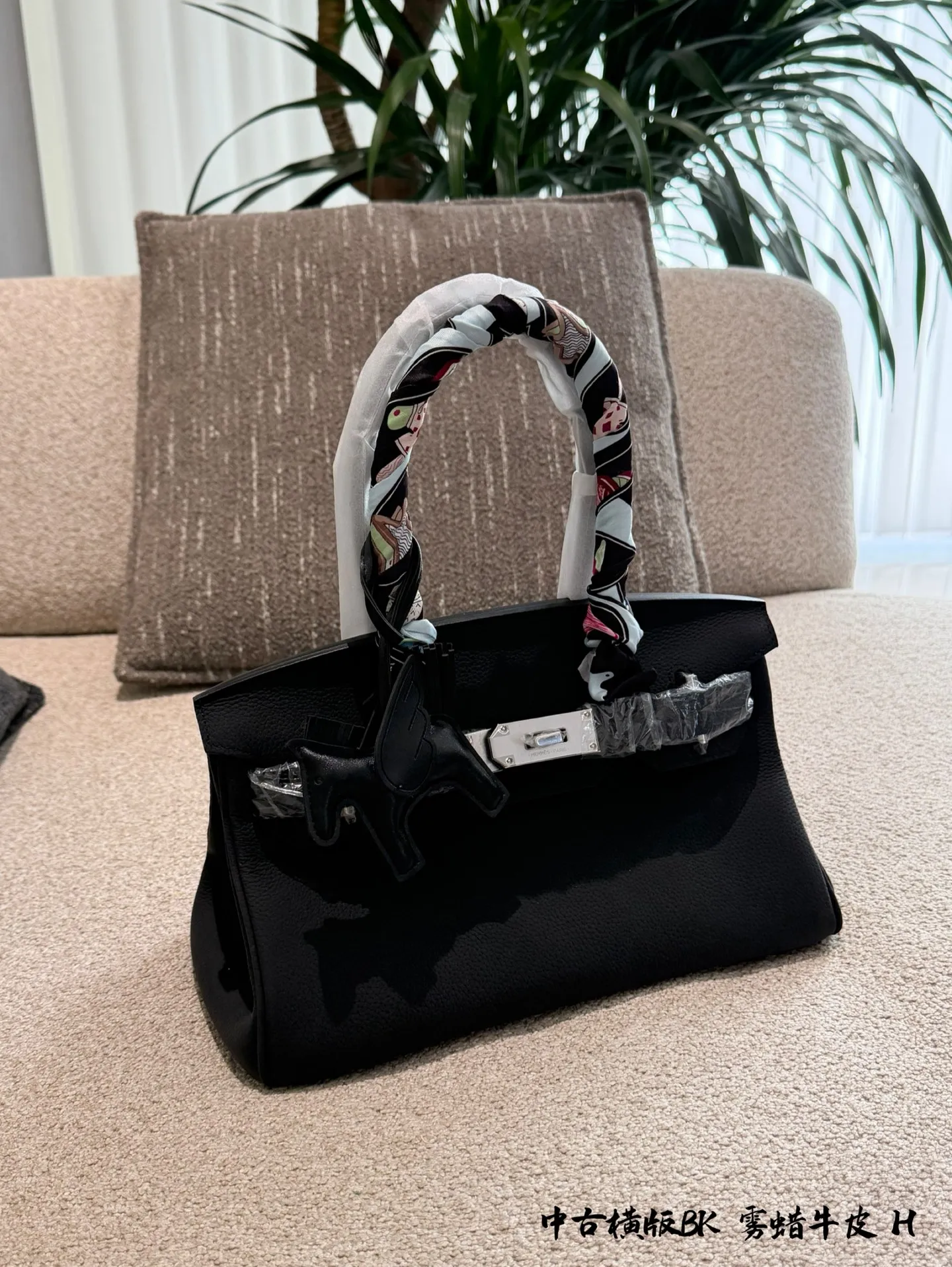 p335 爱马仕Birkin 30黑银手袋​​ 🖤这款Birkin 30黑银手袋，采用黑色Togo小牛皮+银色金属扣，简约大气超有质感✨。30cm容量刚好，通勤日常都能装。手柄缠丝巾，时髦又护手，细节满分！Birkin系列以精湛工艺和稀缺性著称，黑银配色低调高级，百搭不挑衣服，是爱马仕经典款，收藏和实用兼备💼。配盒子