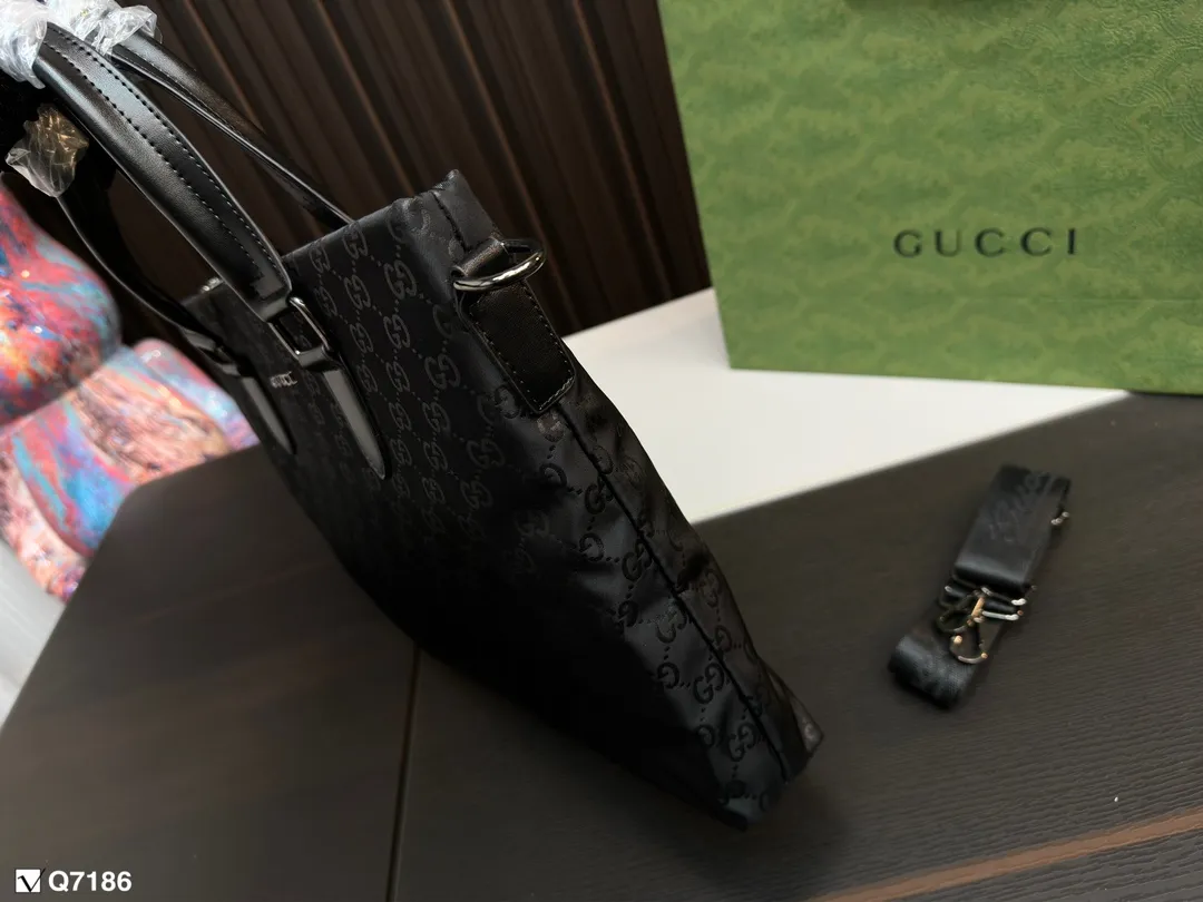 💰100 gucci 酷奇新款男包推荐 男包推荐: reverse eclipse Christopher ，nylon soft trunk, utility 邮差包。 目测爆款我觉得比女款更加简约.和潮流，女生也可以背哦，而且容量可 中国独家提前上市，大家快去联系你们的sales抢货吧 尺寸37.29cm
