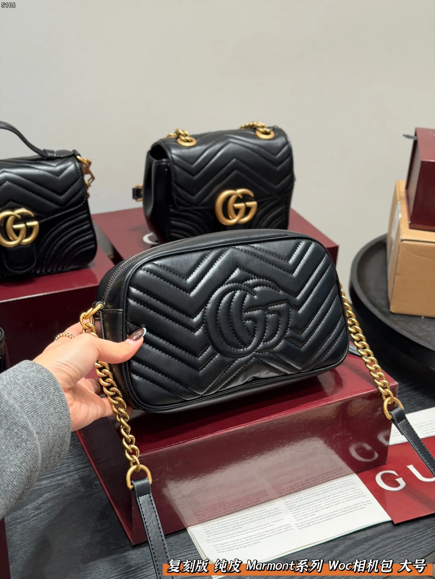 P140 礼盒包装 复刻版 牛皮版本! Gucci 马蒙Marmont 相机包链条包 配以双G金属配件。 可滑动链条肩带有多种背法, 可在肩背和手提之间自由转换。 采用波浪纹绗缝皮革, 尺寸 大号24cm