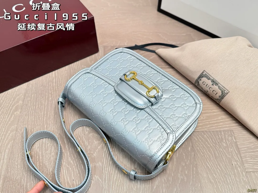 ¥165折叠盒 Gucci 酷奇1955 “她们总是那么复古”马鞍包 姐妹同行时,常听人这么说道, 从小耳濡目染,也深陷复古的魅力。 复古在时尚史上向来是重要的一笔 经过时间的检验,愈发迷人, 吸引无数女孩,延续复古风情。 尺寸 25 18