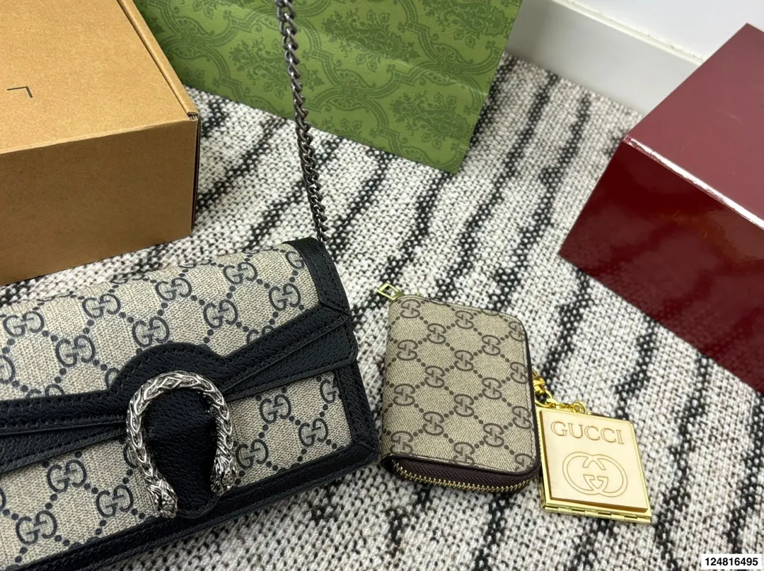 p165 配折叠礼盒 Gucci 新配色 燕麦色 Nano 酒神 新品 Zp售价&yen;27,400 如果包包只能选一个你们就买这个迷你酒神就可以了 我给你们种草图 看看他有多a多飒 女孩的本命包 复古系列更让年轻女孩们心动💓 装不了东西没关系 好看就行了！！ 尺寸：17*10