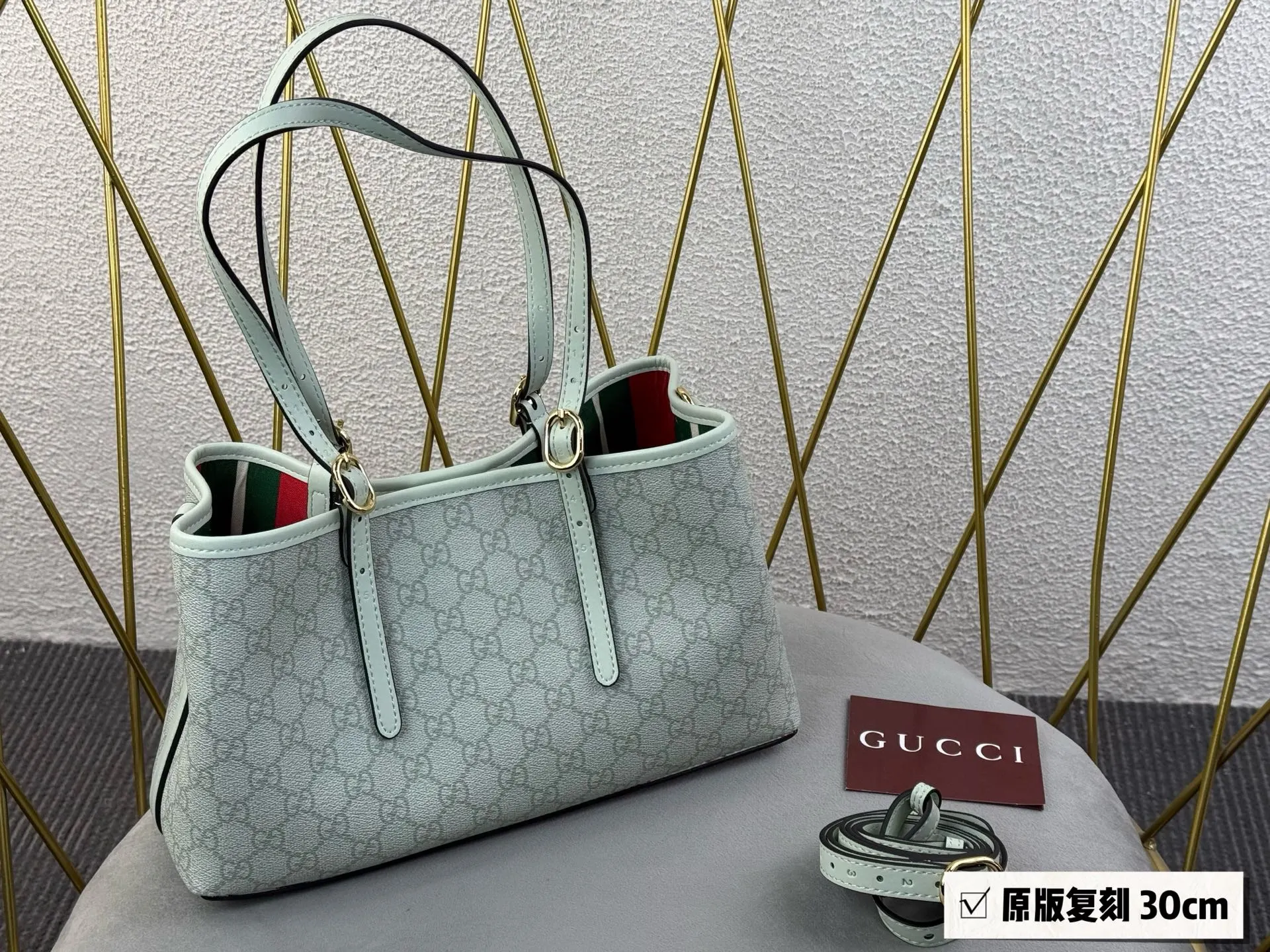 💰185无盒 挂件➕40 size:30*18cm GG新款 Emblem水桶包 我愿称之为年度包王 轻便能装好看又好搭! 谁能不爱这个Emblem小水桶 !