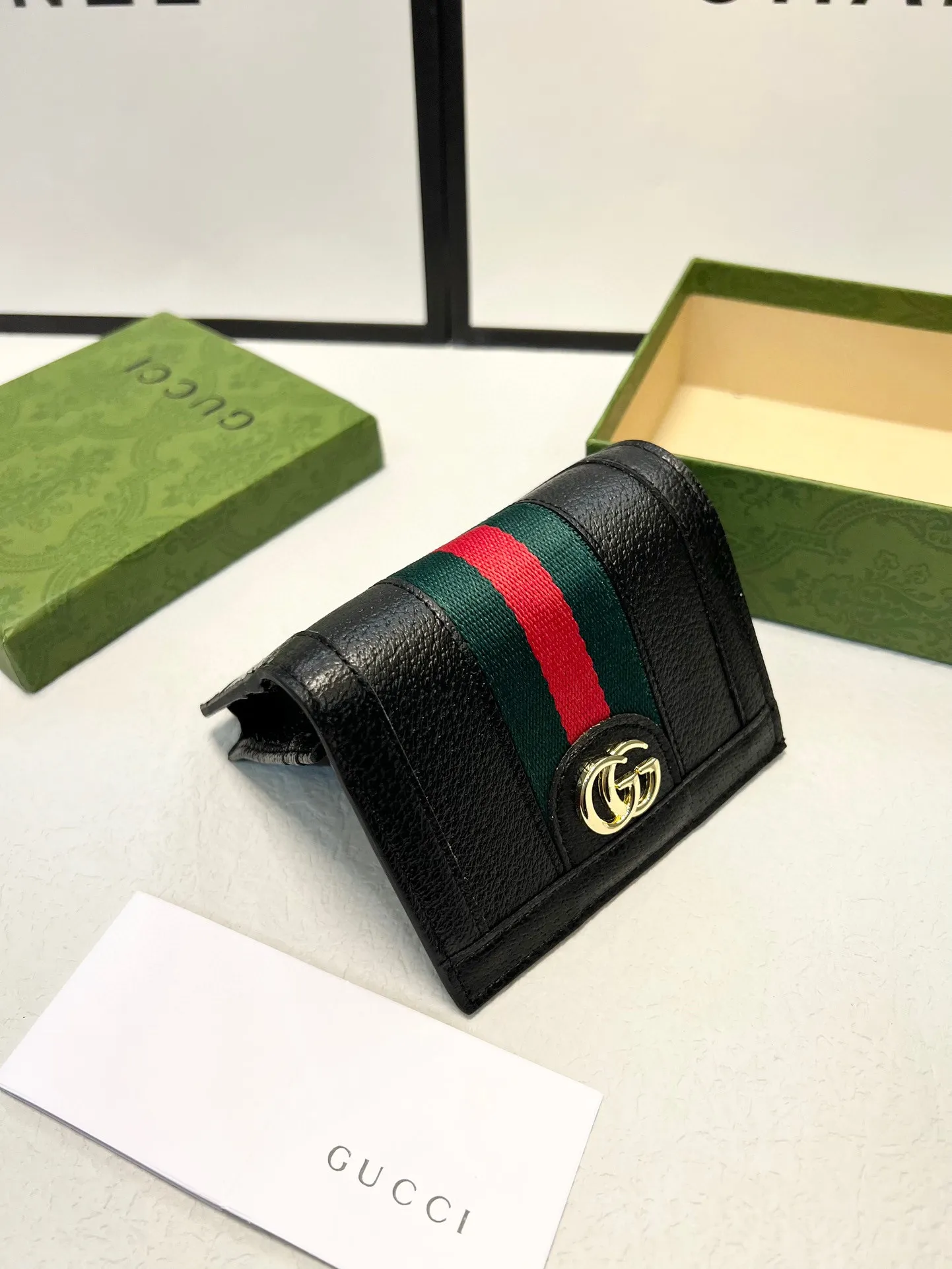 P95🎀🎀颜色 黑🎀尺寸 11x8.5🎀 【# gucci #】原单品质🇮🇹,品牌的标志性织带提升了整体的设计感。Ophidia 系列是GUCCI标志性与复古造型巧妙融合的典范之作,高贵小巧双G图案令卡包呈现不凡魅力
