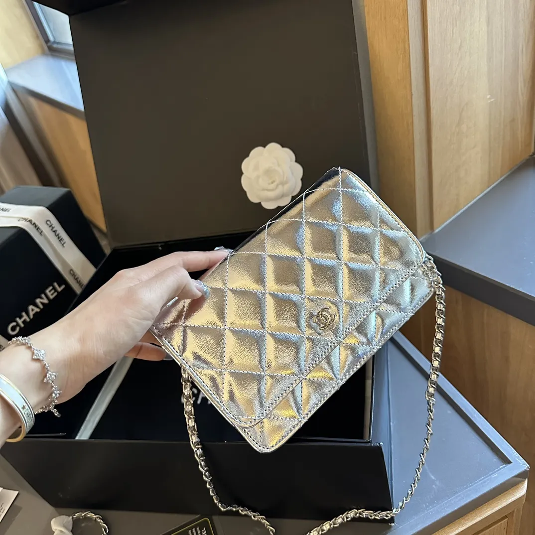 p130 折叠礼盒包装装 CHANEL 香奈儿发财包 入门级小挎包 香奈儿woc新款发财包 可斜挎单肩 链条可收入包内作为手包使用💪 上身后超显大气, 别看小小的 这个很能装哦 小巧实用 人手必备 上身效果超好 尺寸: 19.12