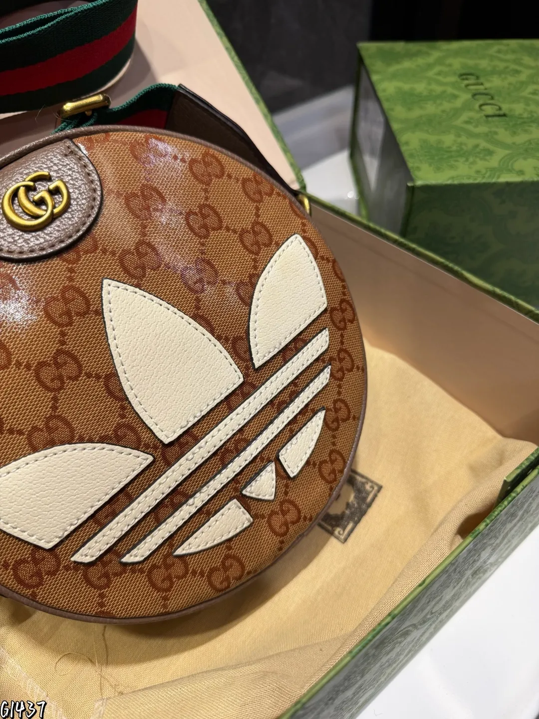 ❤️p130(礼盒包装)❤️ gucc!酷奇 今年圆形包比较多,考虑到容量的话老花家圆饼包是个不错的选择哦,可以说内外兼修啦圆饼包颜值高实用性真的不赖的尺寸20.6.20