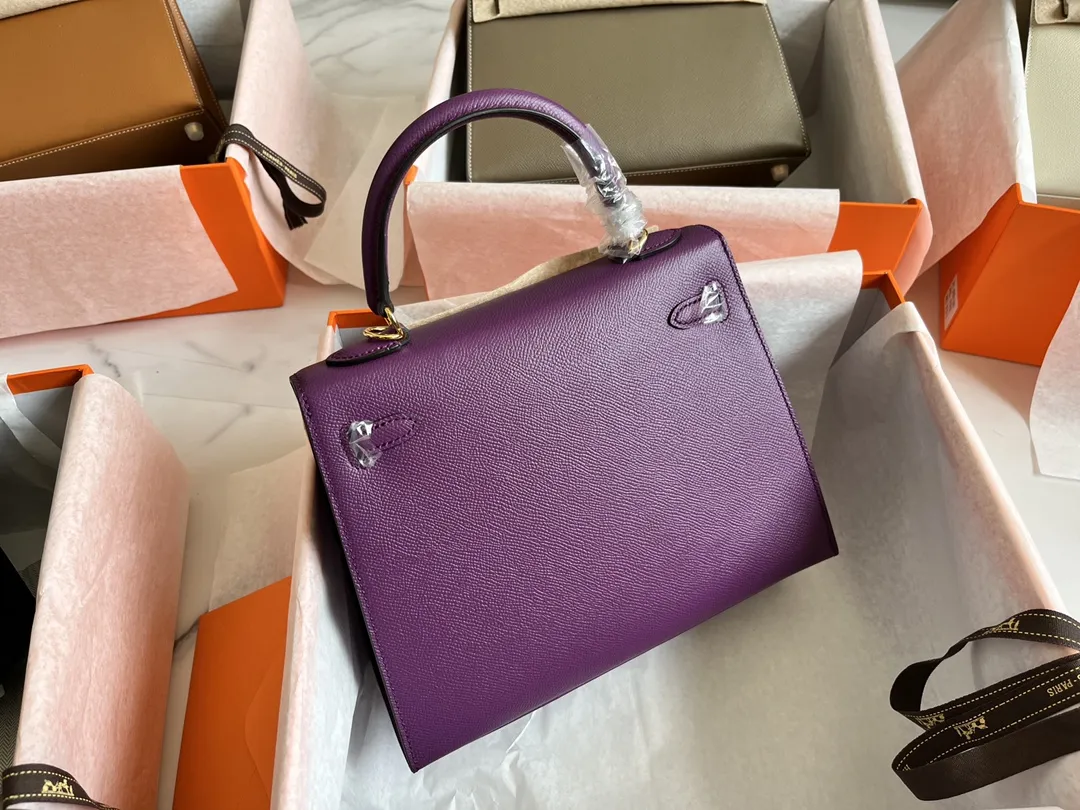 💰328包邮‼️ 25掌纹凯莉 海葵紫 升级版掌纹Kelly‼️ 版型无可挑剔 走线工整细致 让人爱不释手的Epsom掌纹皮 细纹皮料 自重轻 却很耐造硬挺 容易打理 手工烫印logo 25尺寸属于黄金尺寸 配上肩带就能解放双手 全套礼盒包装‼️