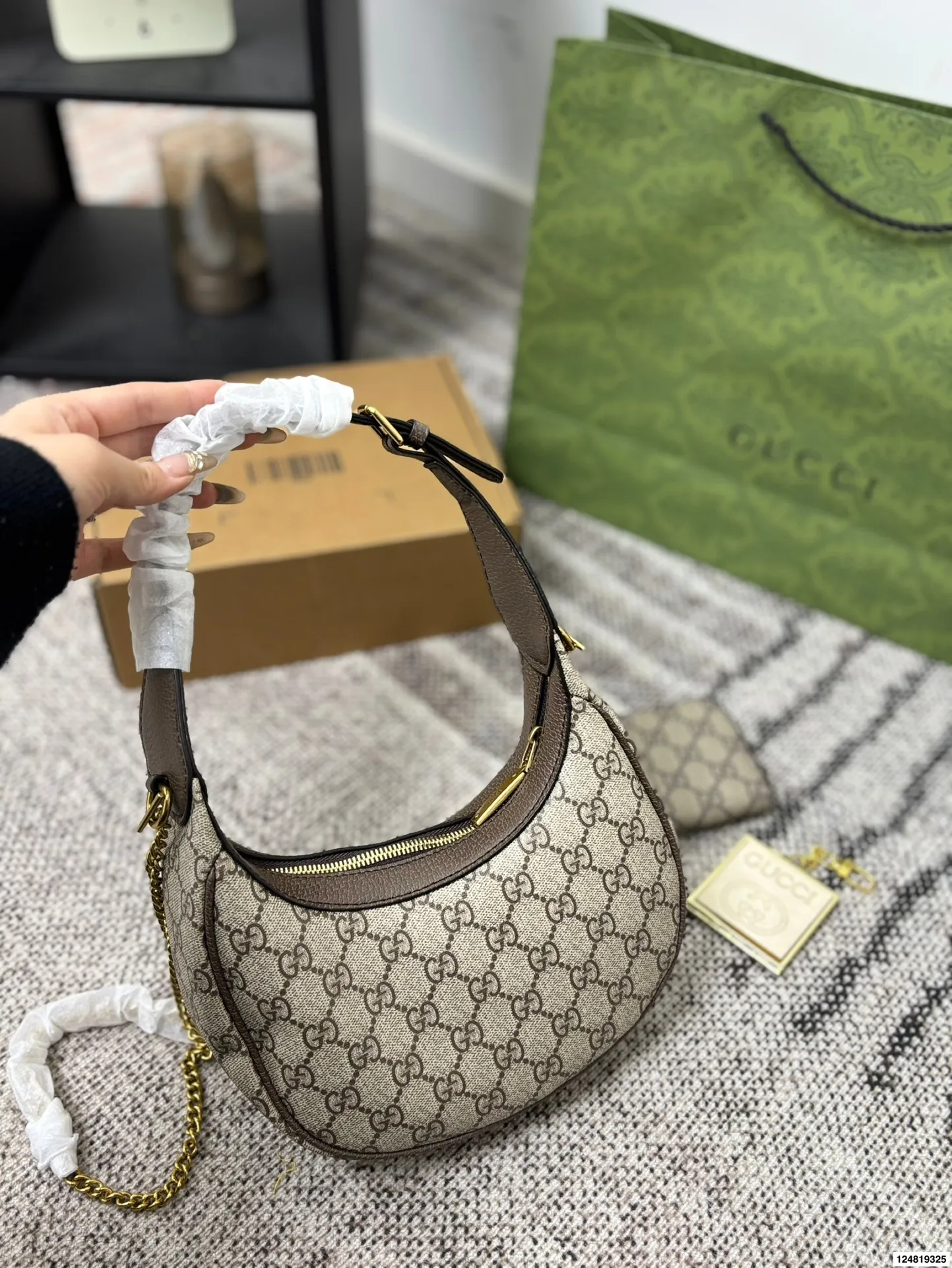 p155 酷奇腋下包GUCCI古驰.上新啦!新款Gucci古驰月牙包新款Gucci吉驰月牙包乌木色/上新啦!古驰的月牙包一整个美住! 尺寸24.13折叠盒