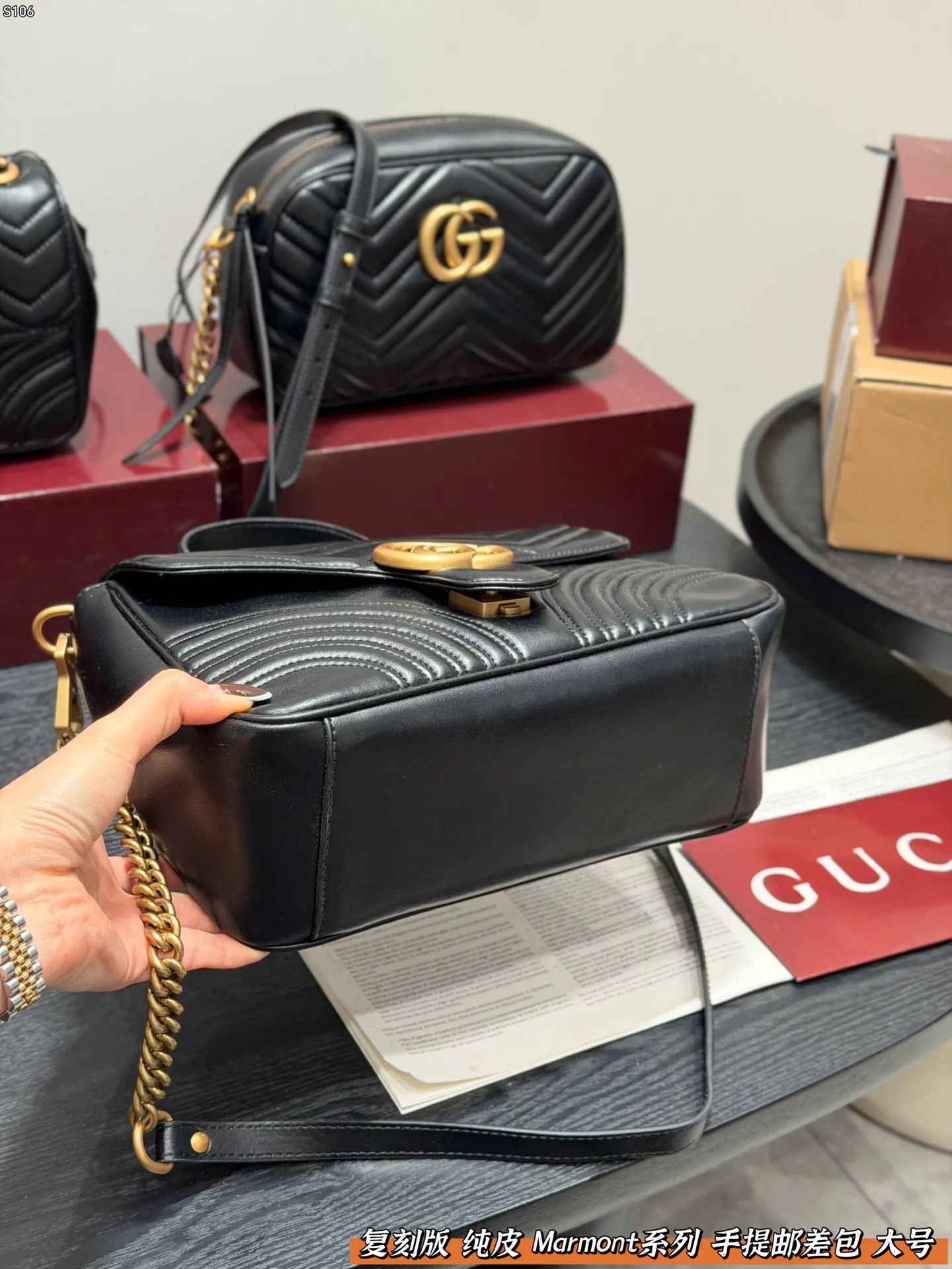 P160 礼盒包装 复刻版 纯皮! Gucci GG Marmont 手提邮差包 链条包包!黑色波浪纹绗缝皮革+金色双G标志,简约又超有辨识度。 手提or腋下背都OK,通勤,出街都很百搭!皮革柔软耐用,容量刚好,日常用品轻松装下。 尺寸 大号27*19cm