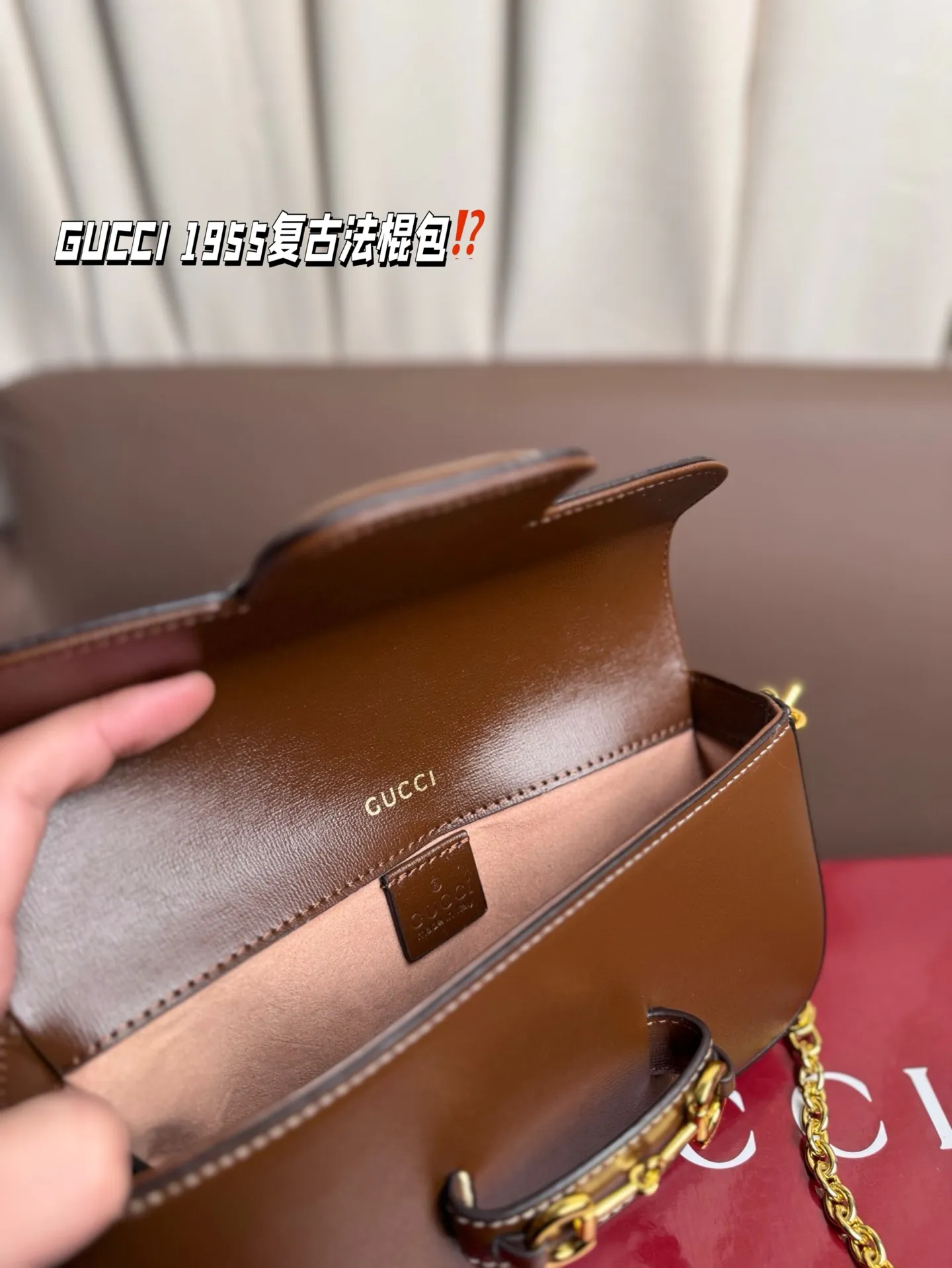 P190 GUCCI 1955复古法棍包。 GUCCI 1955家族又新填一位新成员在原有的经典马鞍包设计上等比例缩小定型包工艺显得更加小巧精致 配了一根超美的双Glogo金色链条尽显复古摩登之美 尺寸23*13