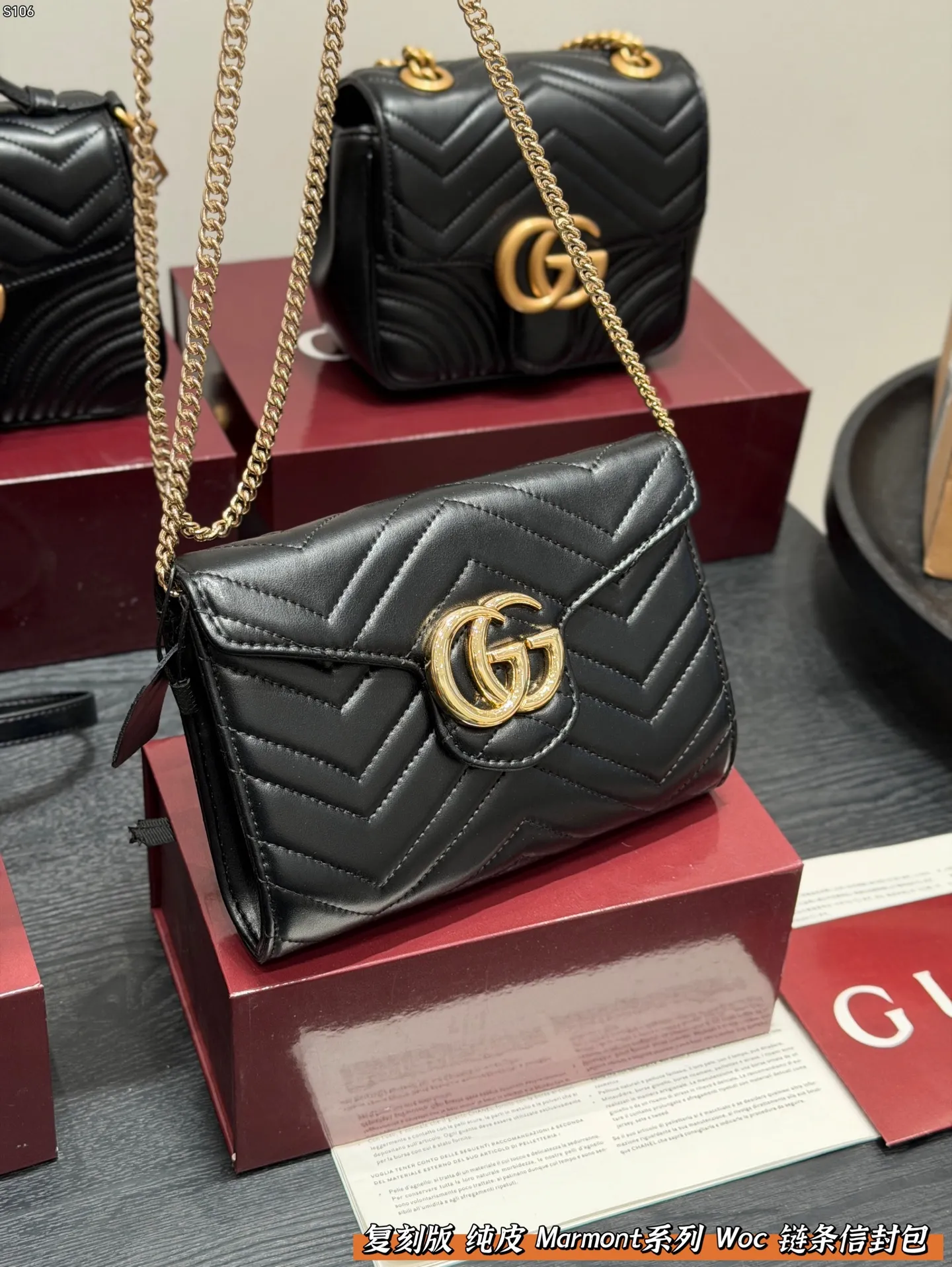 p150 全套礼盒🎁 复刻版 牛皮! GUCCI 信封包Marmont woc链条包 没想到这么耐看!这款容量在小包界可谓是非常实用的了一共有3个隔断、6个夹层、16个卡槽出门不用带卡包、钱包 直接一个包包搞定所有东西 典型的做旧处理真的超级耐看百搭 自古红金最撩人,集美貌与实用一身 尺寸 20cm