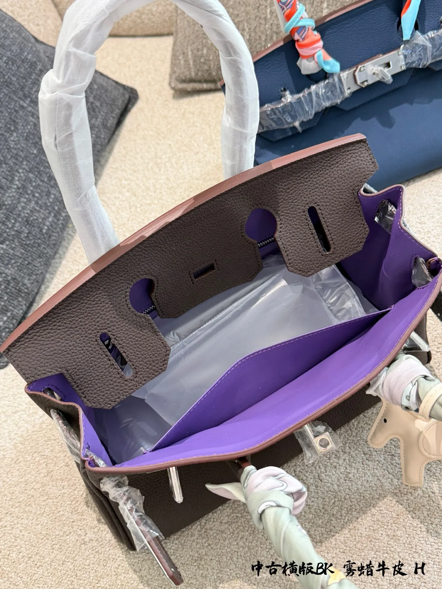 p335 爱马仕Birkin 30手袋横版 🖤这款Birkin 30手袋,采用雾蜡牛皮小牛皮+银色金属扣,简约大气超有质感✨。30cm容量刚好,通勤日常都能装。手柄缠丝巾,时髦又护手,细节满分!Birkin系列以精湛工艺和稀缺性著称,黑银配色低调高级,百搭不挑衣服,是爱马仕经典款,收藏和实用兼备💼。配盒子