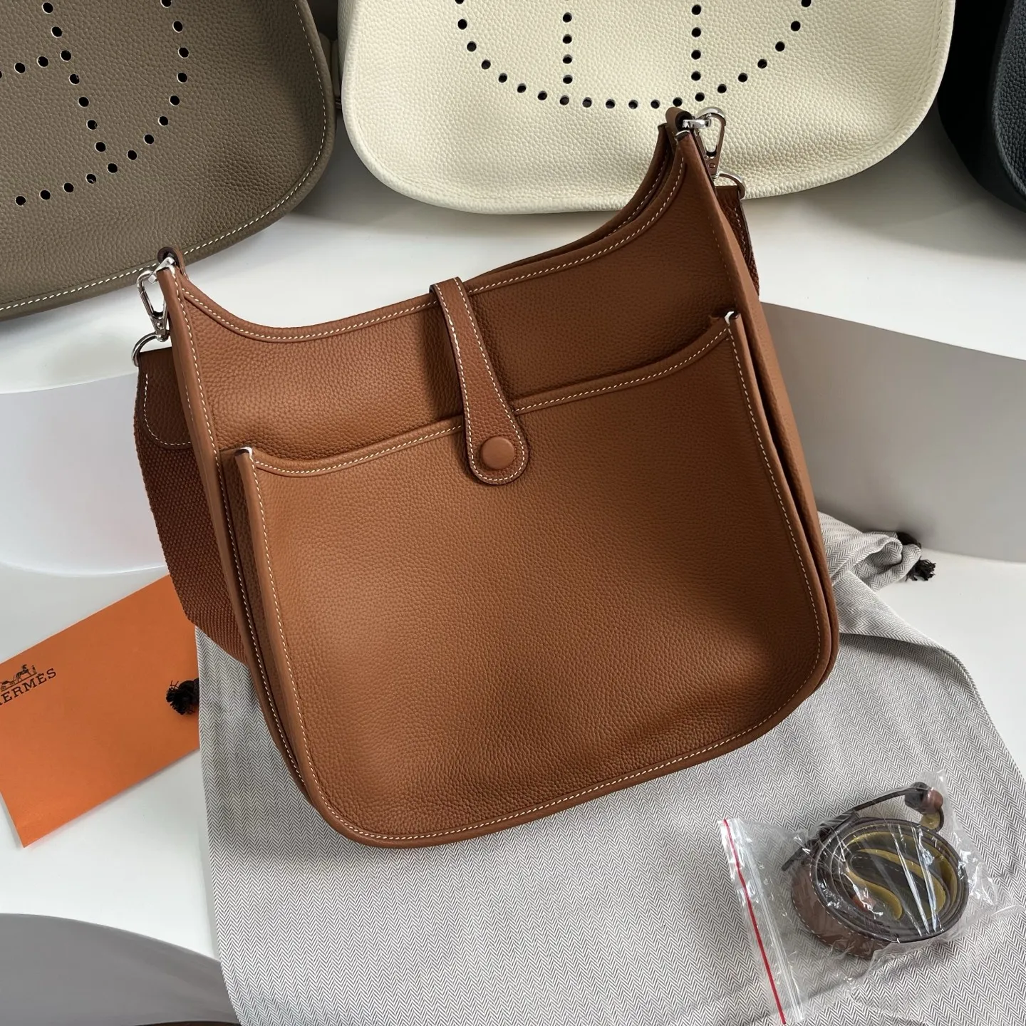 定制版29厘米💰258包邮‼️礼盒➕20 伊芙琳29cm慵懒的刚刚好！ 都说这个包冷门，但实物真的越耐看 ，这款更休闲更飒，百搭随性，简约大气的慵懒感一下子拿捏住了！实用主义者必备大包！容量太nice啦👍 贴心的宽肩带可以减轻重量，放松肩膀～ 多种背法，男女都可驾驭！ 更加适合高个子宝宝哦～随意一挎就能出门 尺寸：29&times;30&times;8cm